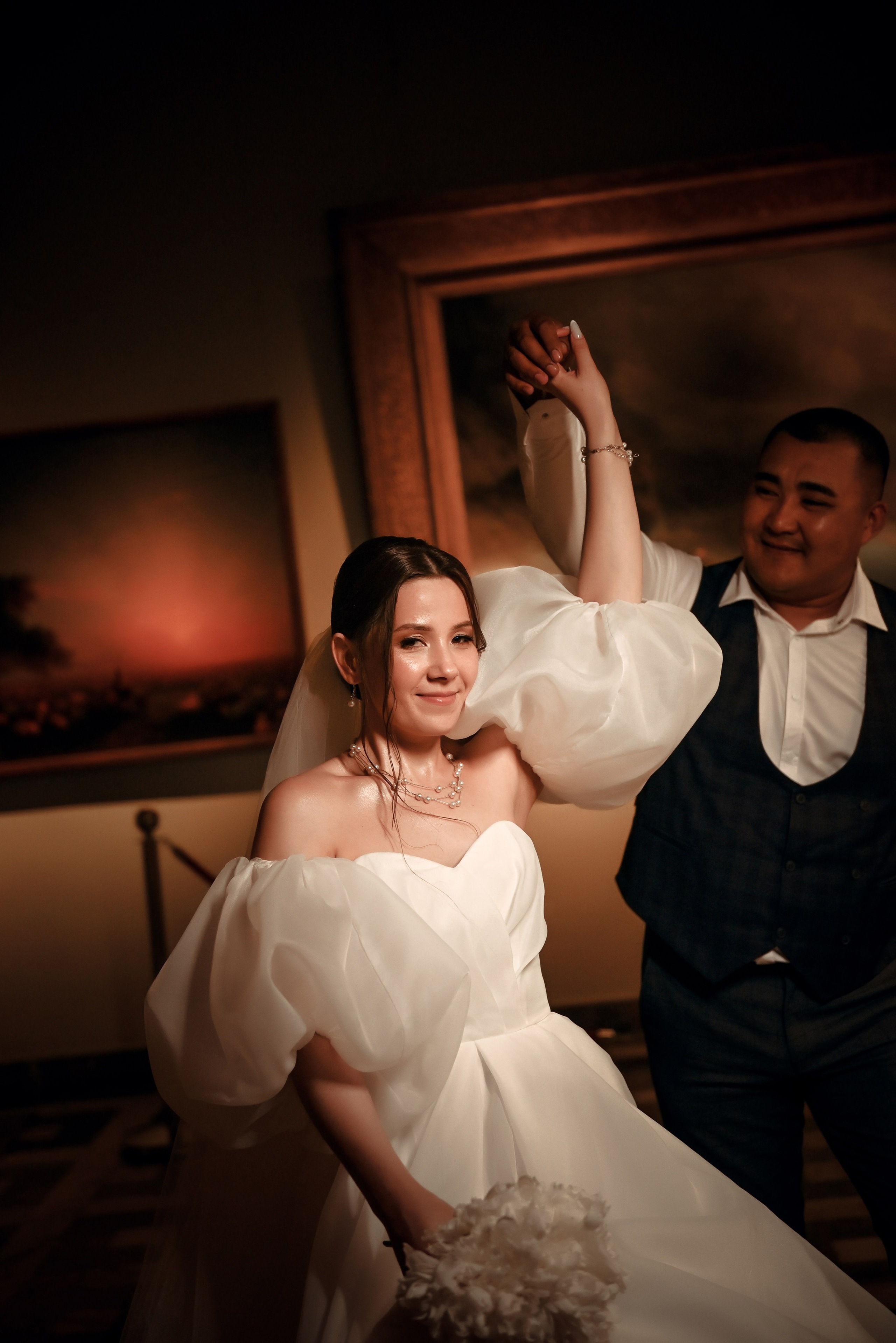 Небольшая свадебная серия в музее и прогулкой под дождем Эльмиры и Ризата. Свадебный, семейный, детский, контент фотограф в Омске Максим Ильин