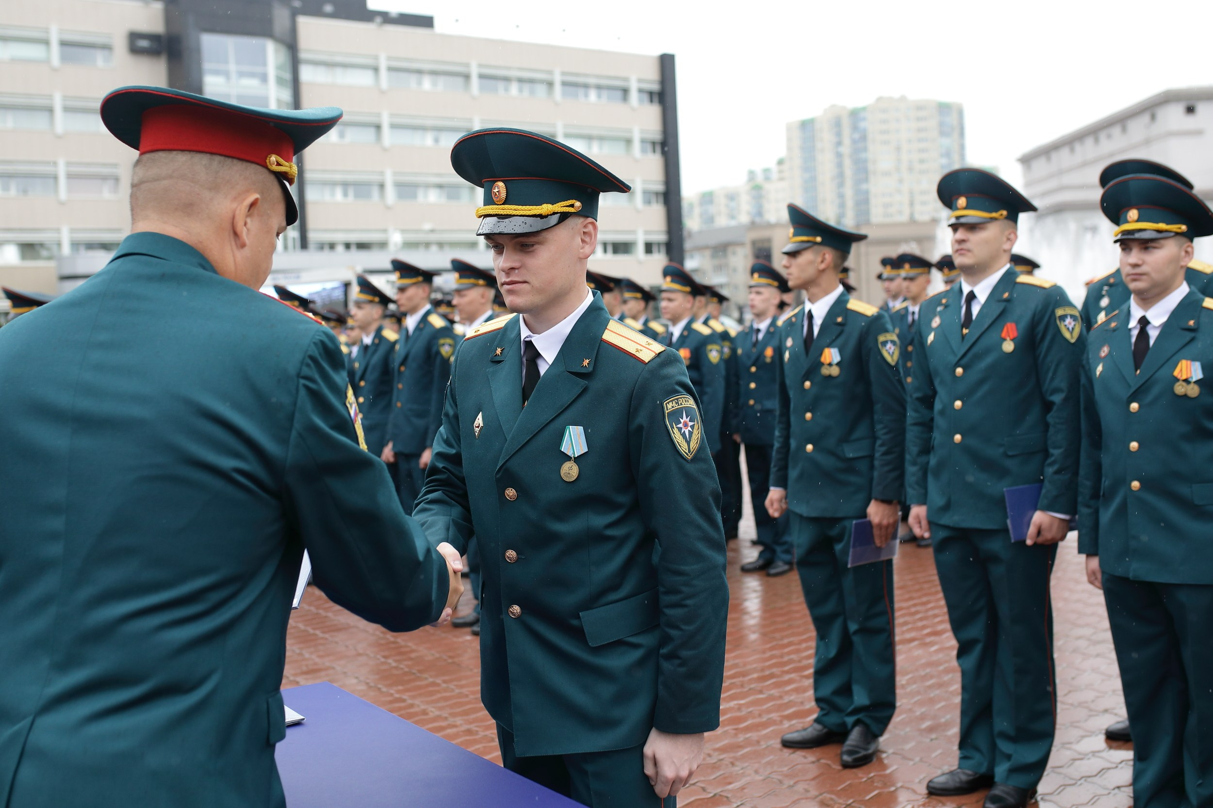 выпускники выпускной Уральский институт ГПС МЧС России получение дипломов