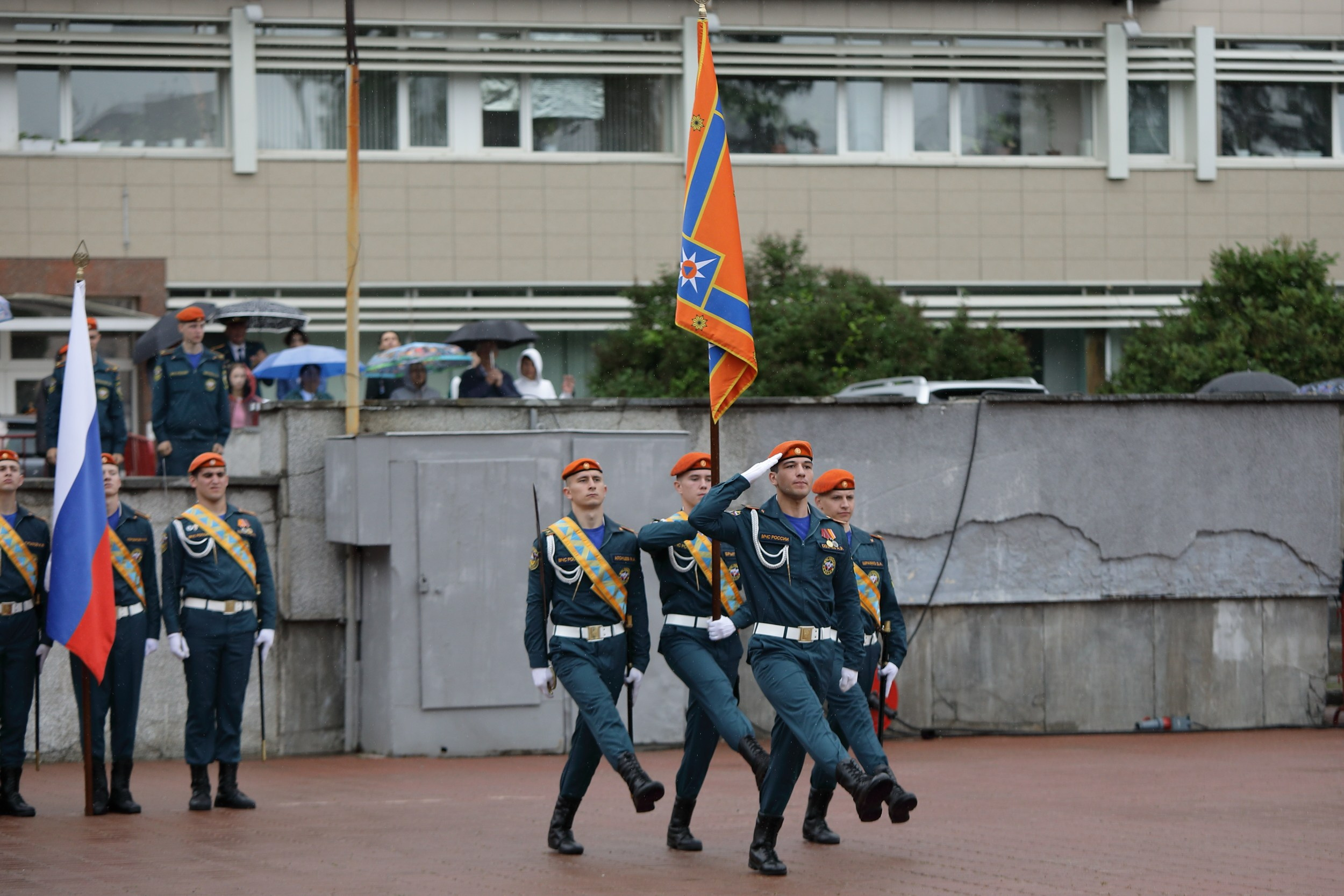 Выпуск Уральского института ГПС МЧС России вынос знамя