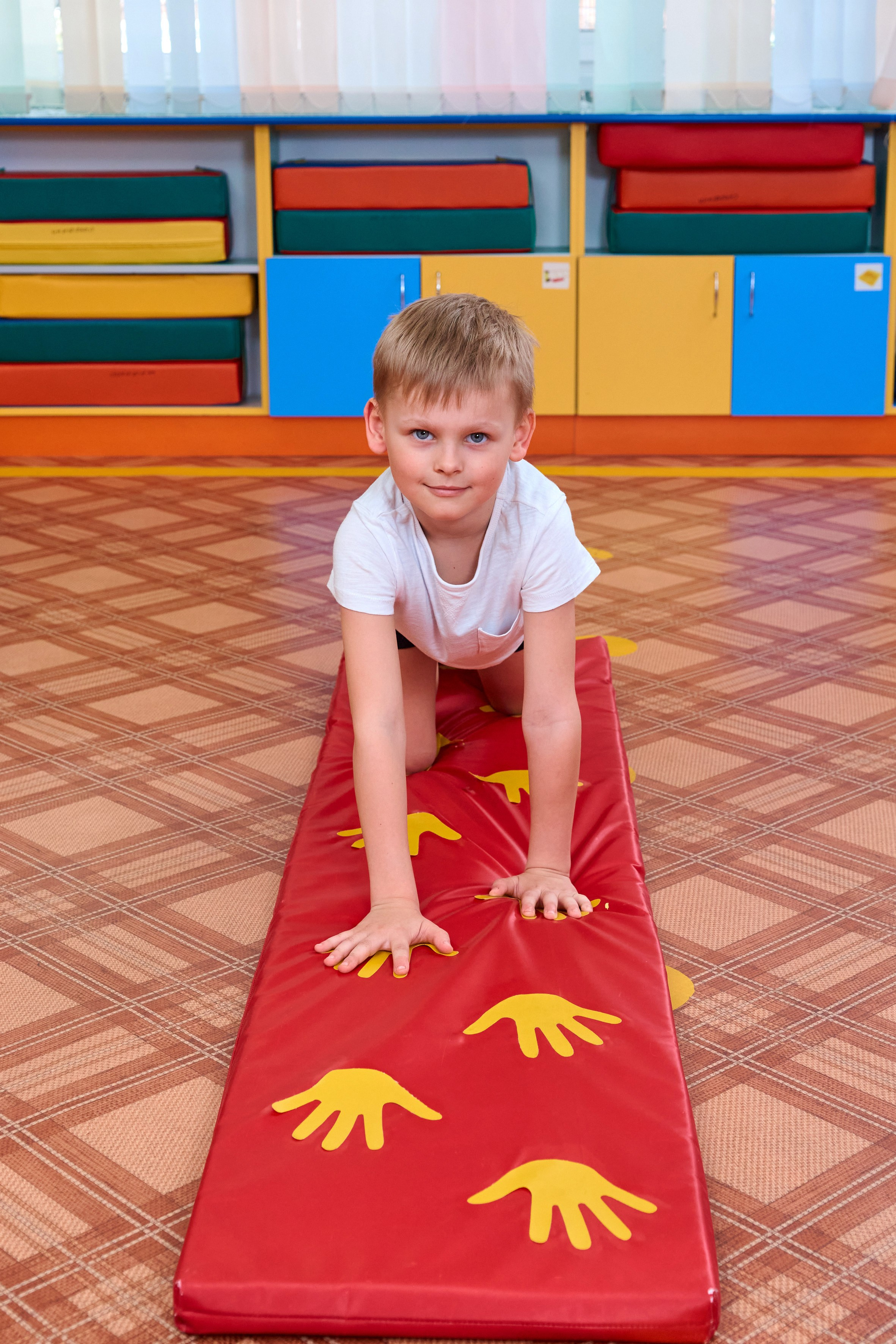 Занятие в спортзале. Childrenfoto.ru