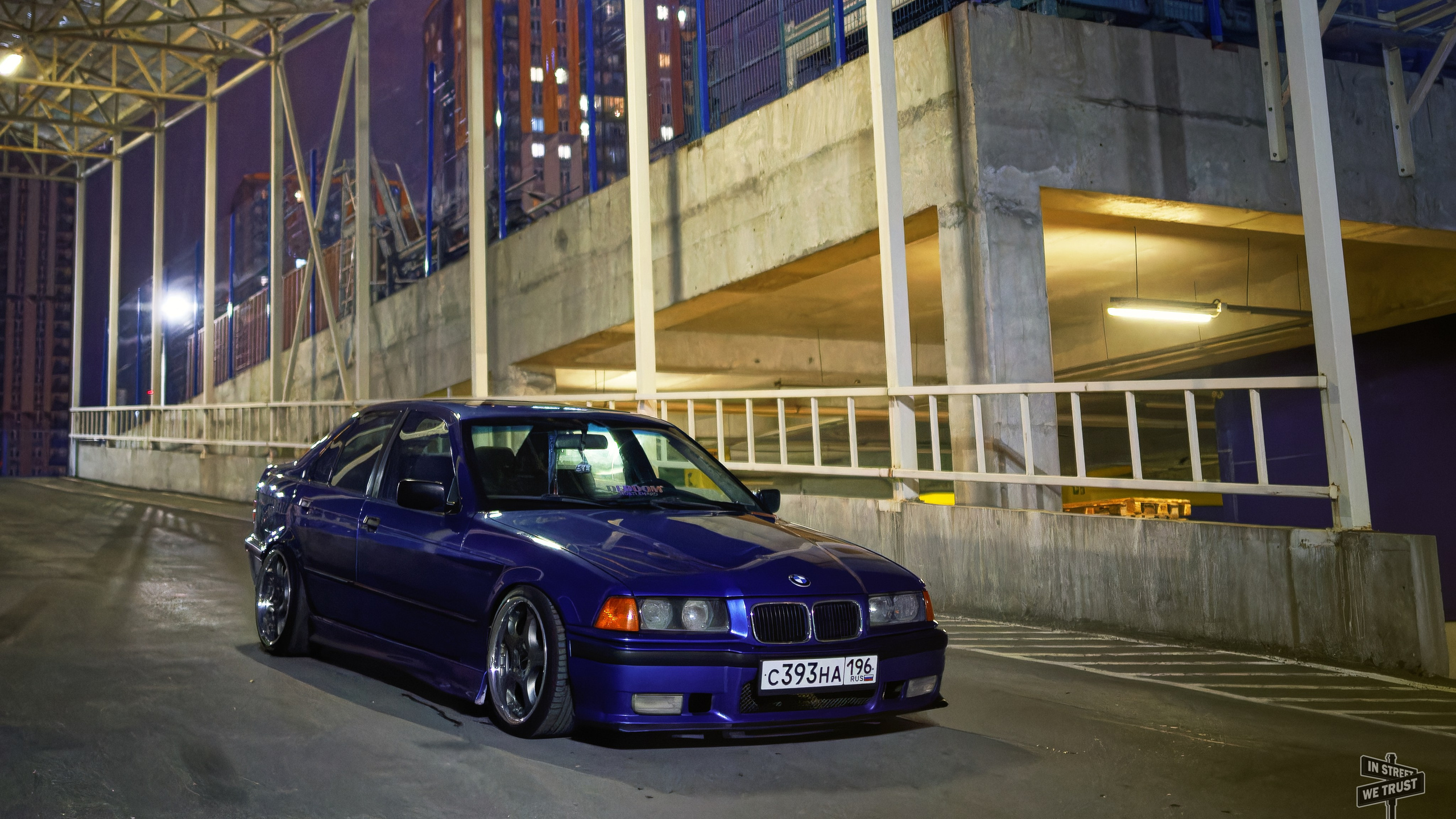 BMW E36 под уличным фонарем. IN STREET WE TRUST
