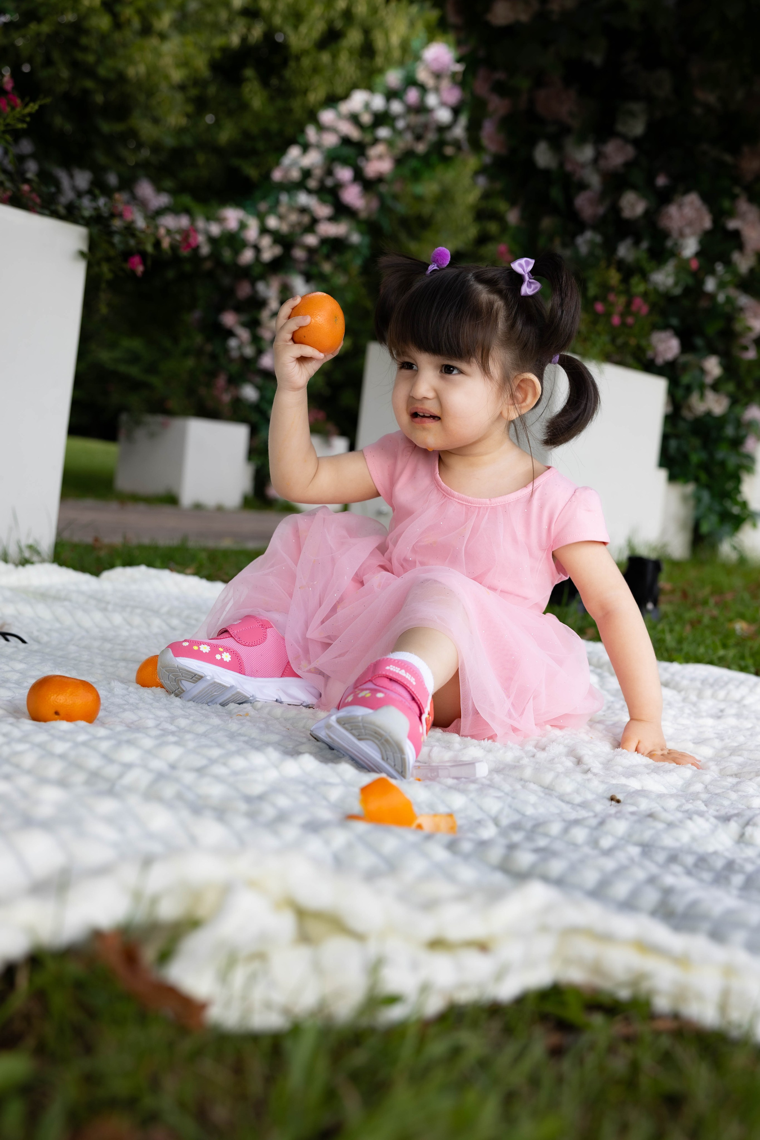 Прогулка мамы и дочки в парке