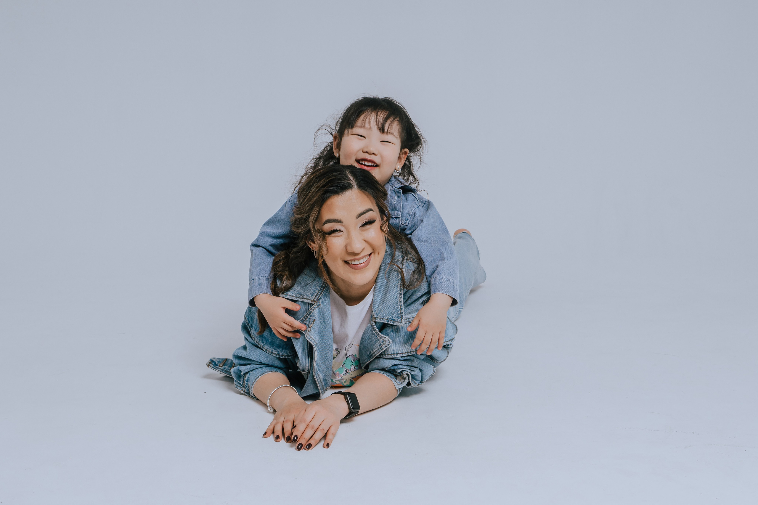 Ира и Аня. Фотограф Ярмишко Дарья. Выпускные фотокниги