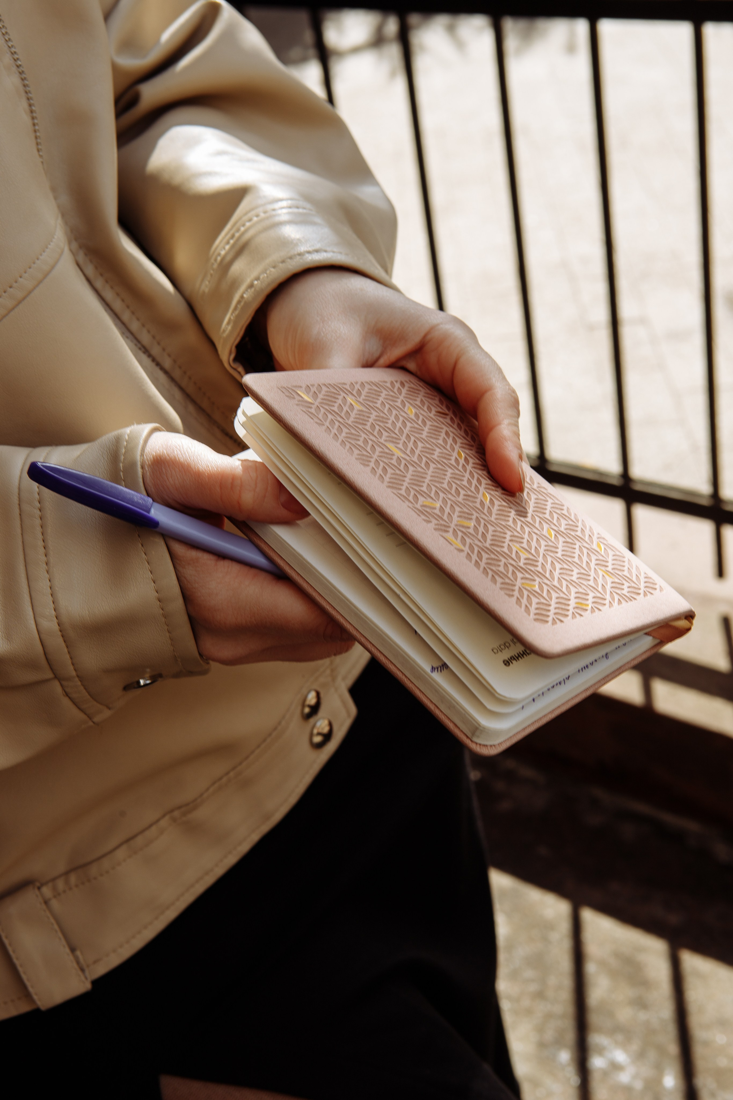 Марина. Фотограф в Иркутске Анастасия Кись. Студийная фотосессия беременности в тканях Иркутск. Семейная фотосессия, ПОРТРЕТ «ПОКОЛЕНИЕ»