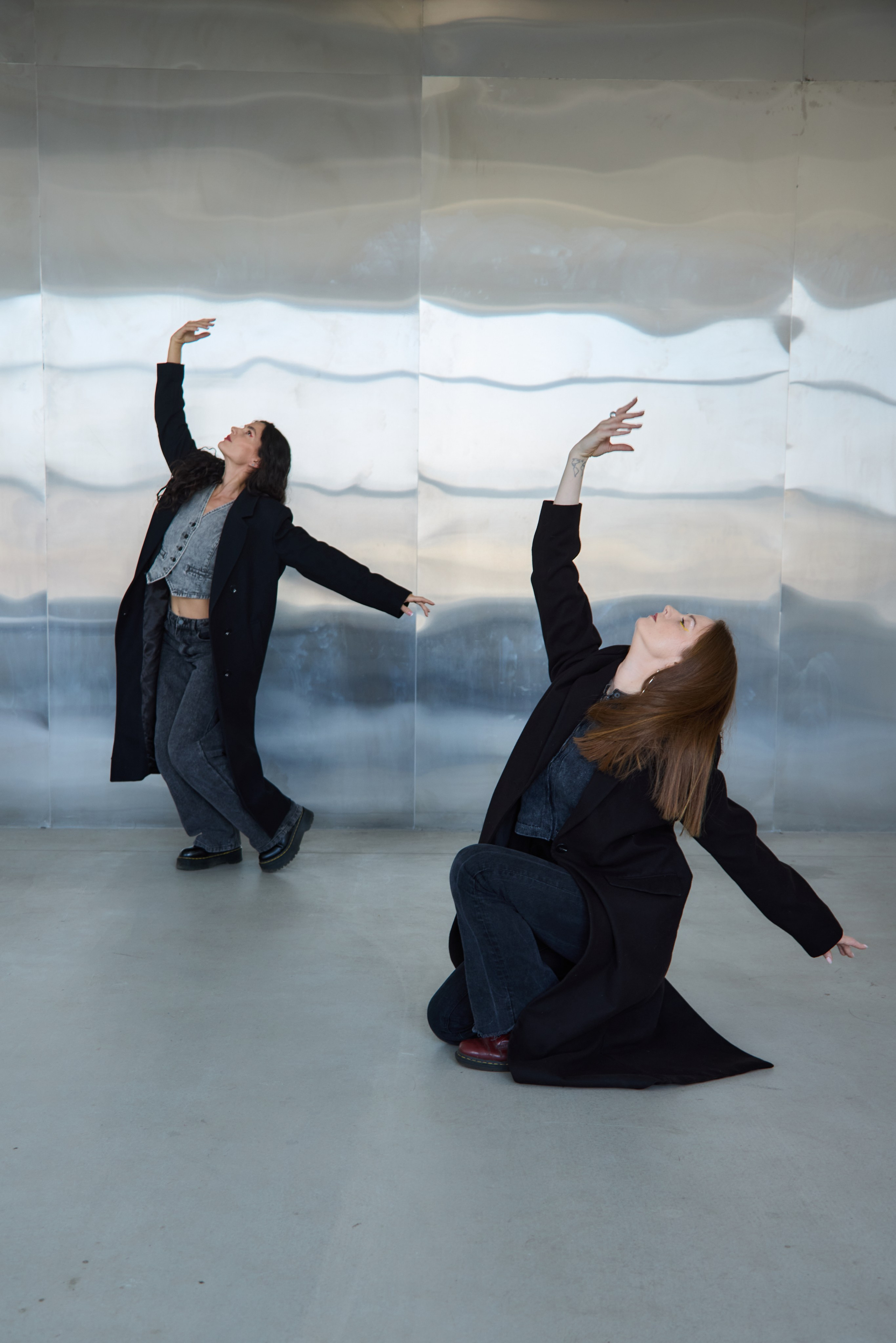 Две девушки на фоне металлической стены в танце. Виктория Брызгалова и Анна Пижонкова