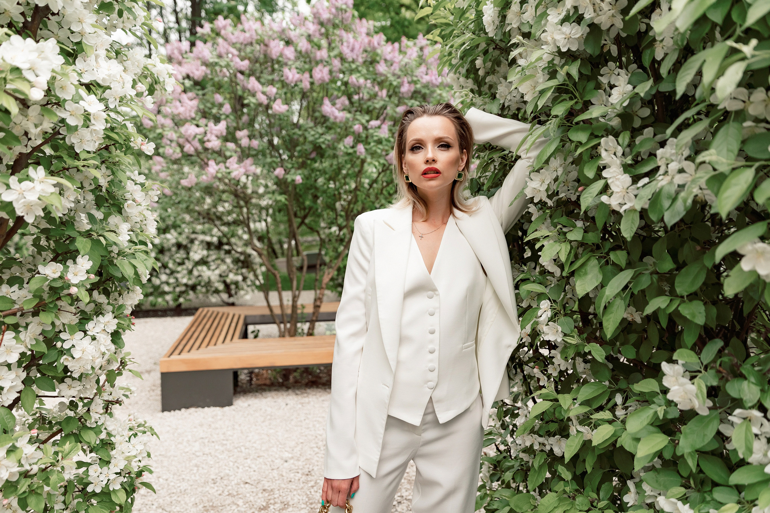 Портретная фотосессия Даши среди яблонь. Свадебный фотограф Москва