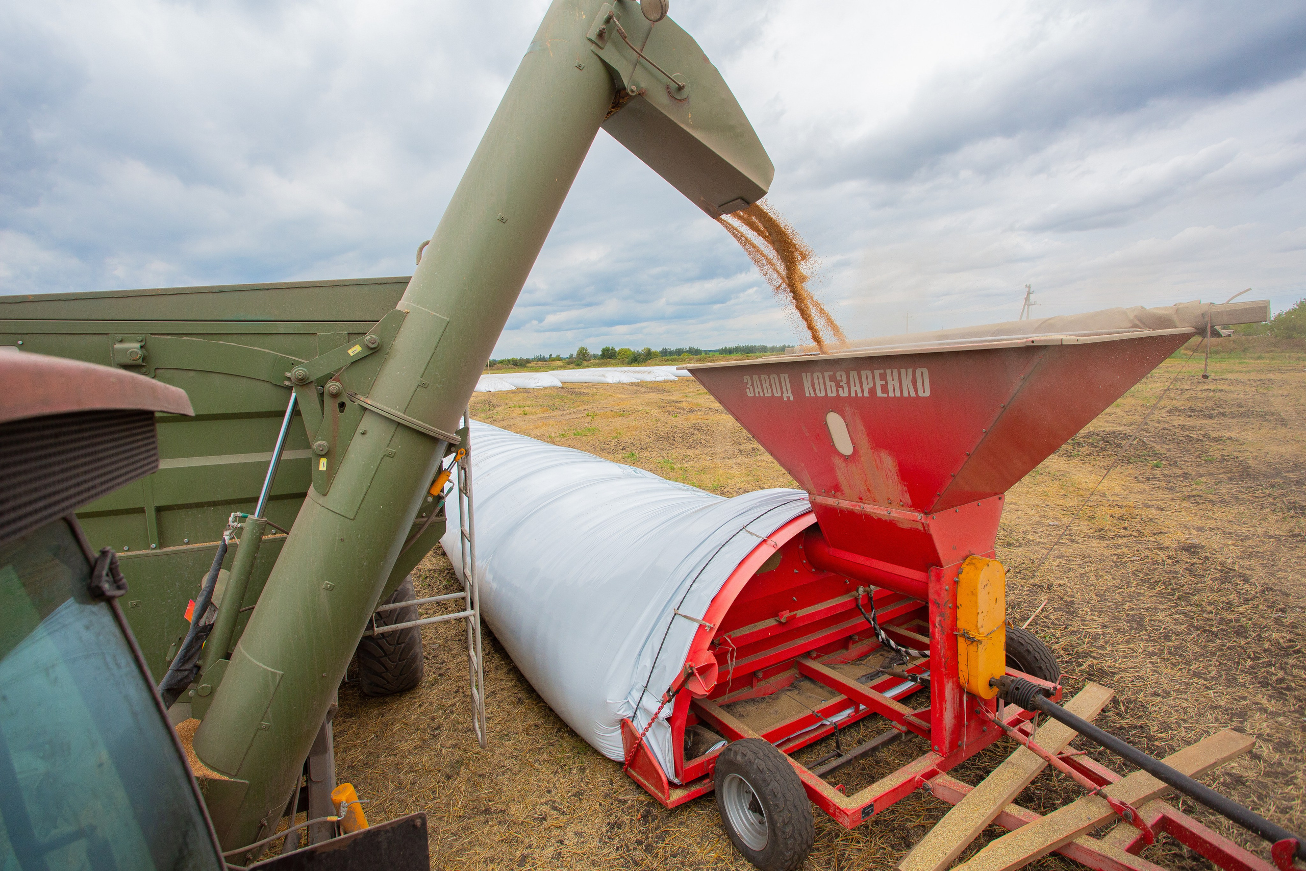 Зерно-упаковочная машина ЗПМ-180 для загрузки овса в рукава для хранения