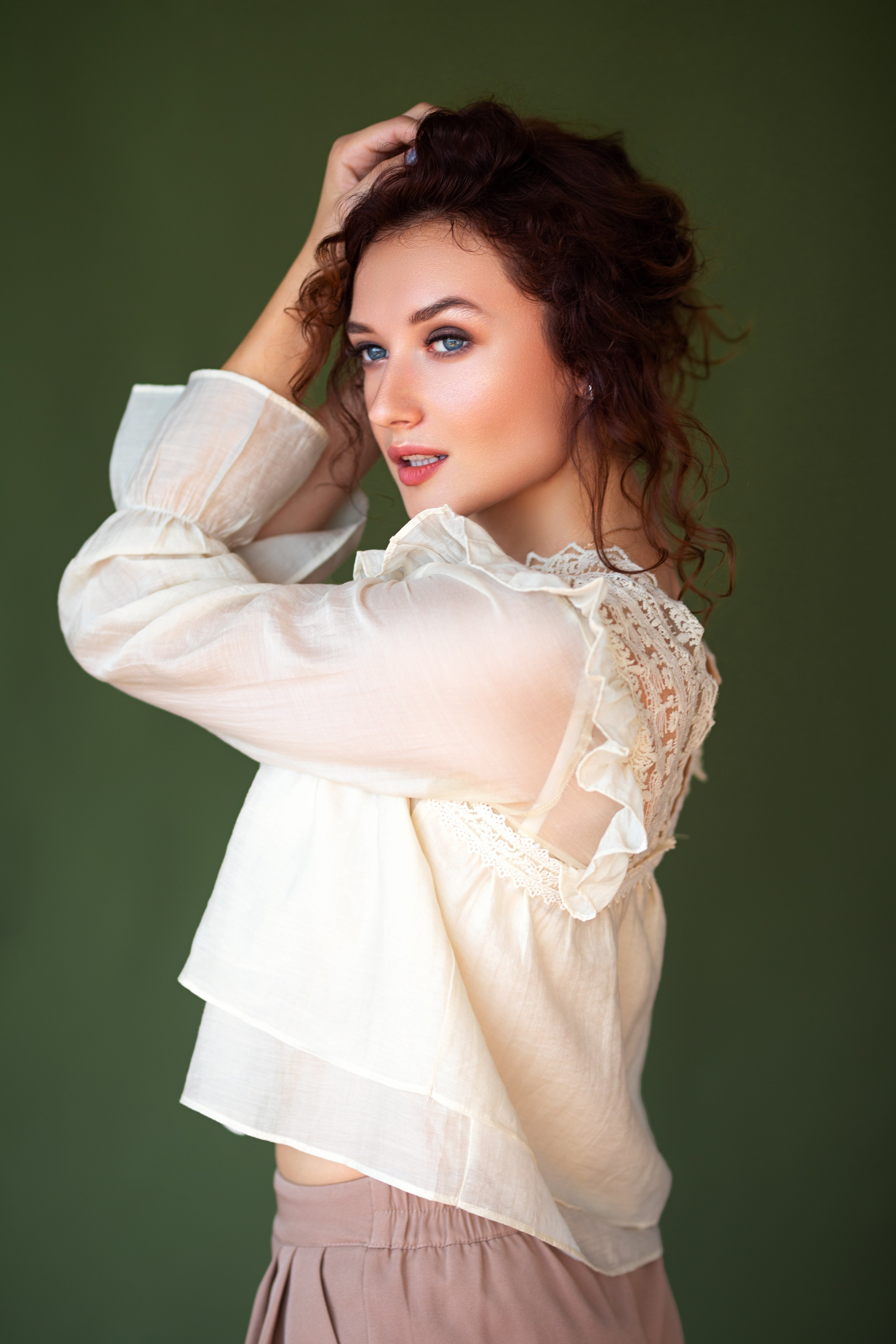 Фотосет с Анастасией в студии с минимальным интерьером в формате для «себя»