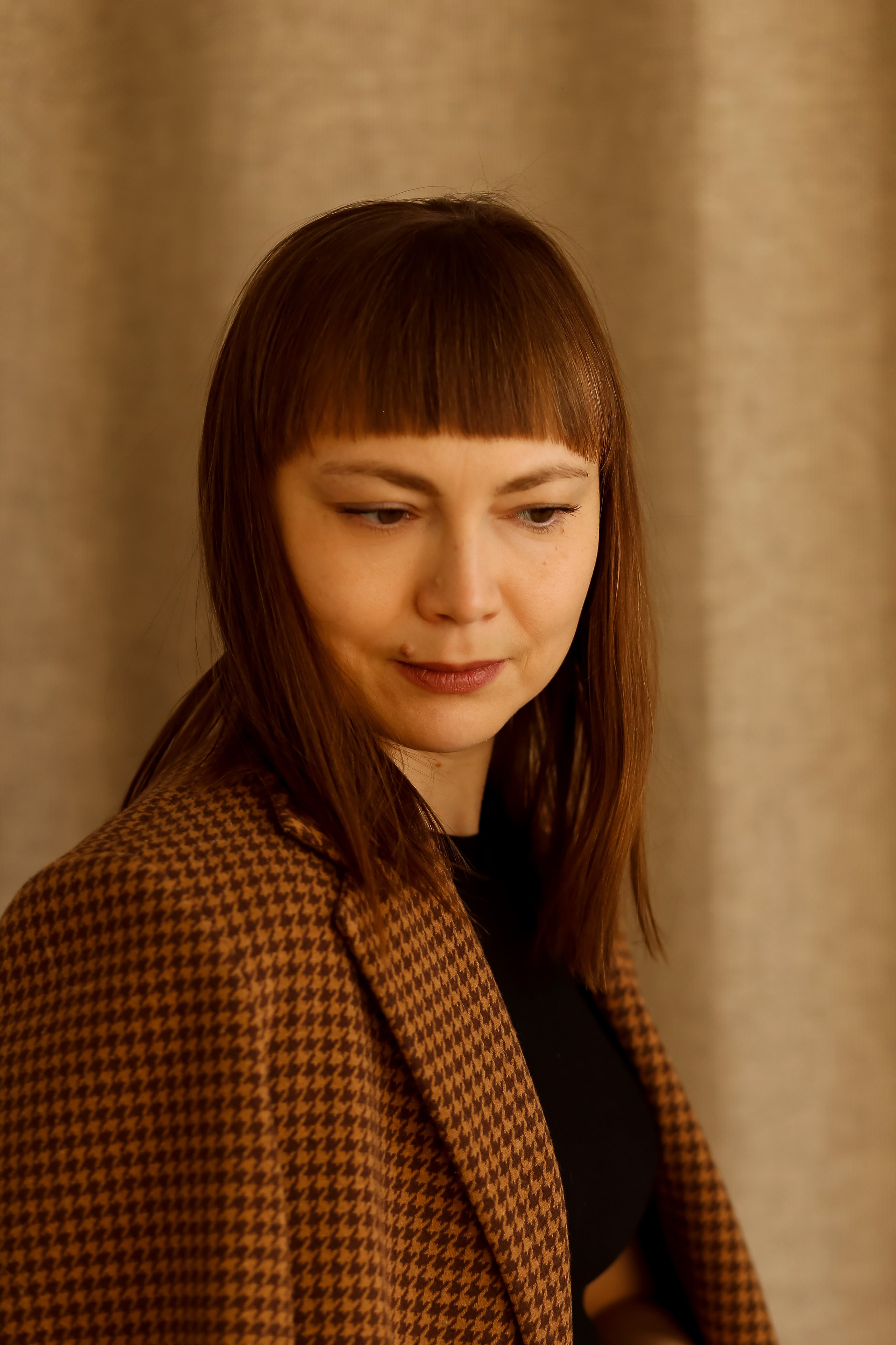 красивая девушка делает фотосессию для себя