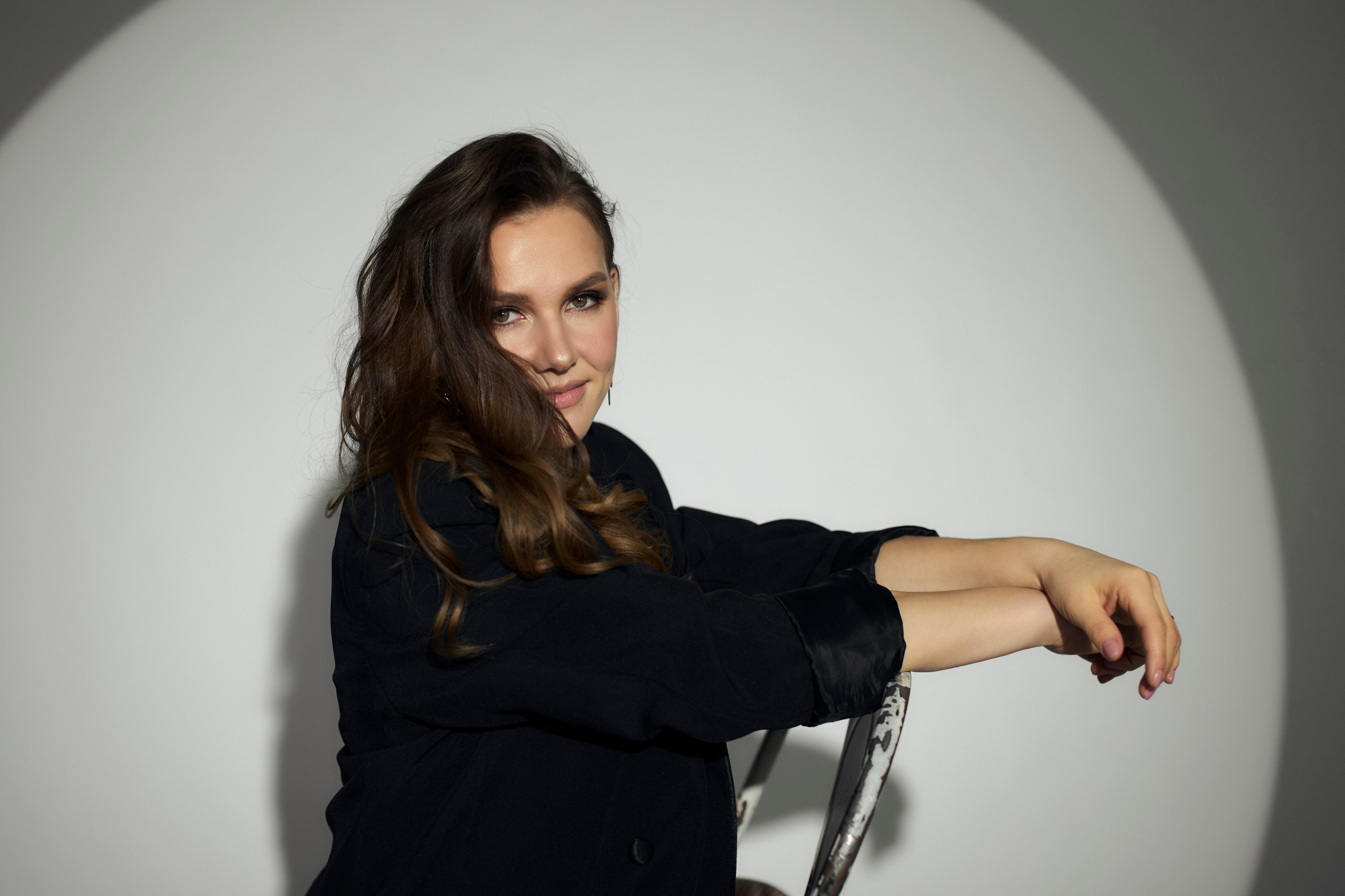 Студийные портреты для Виктории в эффектном образе. Репортажный и женский фотограф в Новосибирске