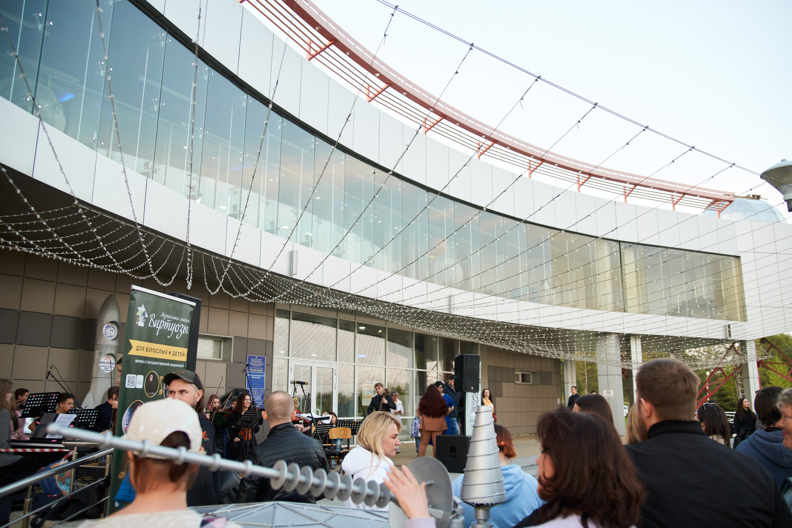 Репортаж: Музыкальная школа Виртуозы в Ночь музеев у планетария. Репортажный и женский фотограф в Новосибирске