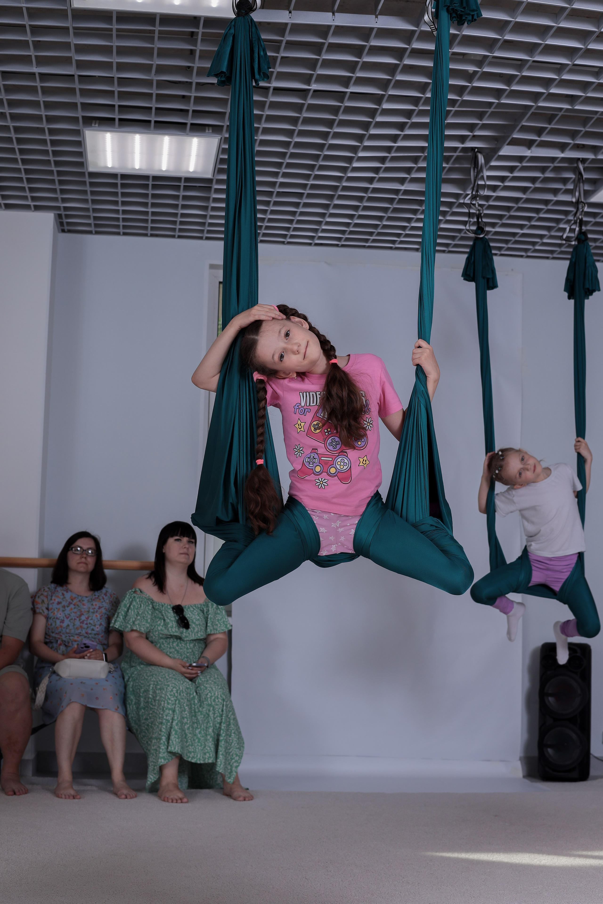 Детская аэройога. Фотограф Надршина Лилия