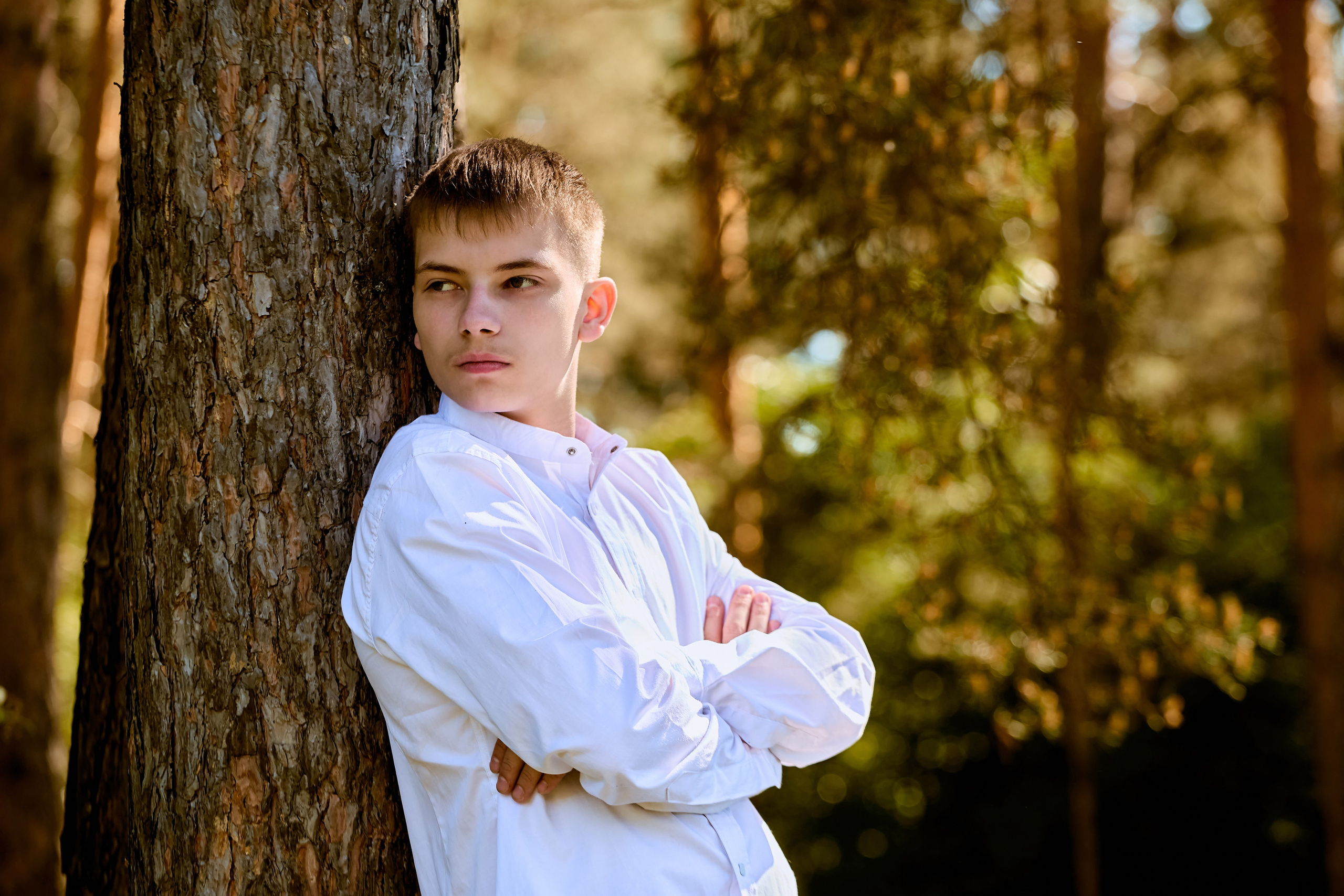 Девятиклассник в окружении зелени и света — символ юности и новых свершений, кадр Николая Голованова, г. Дзержинск.