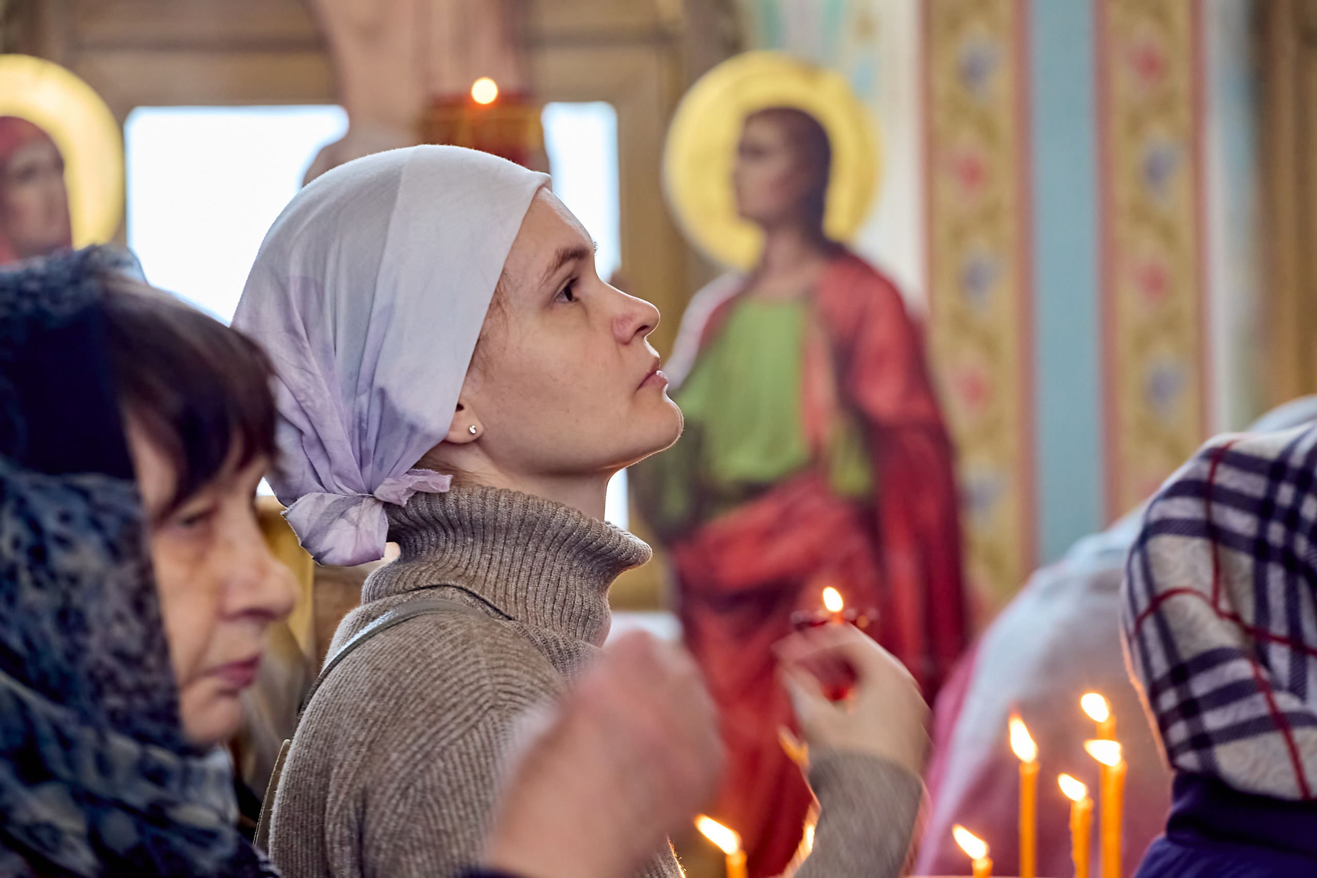 Женский портрет в храме фото Николая Голованова