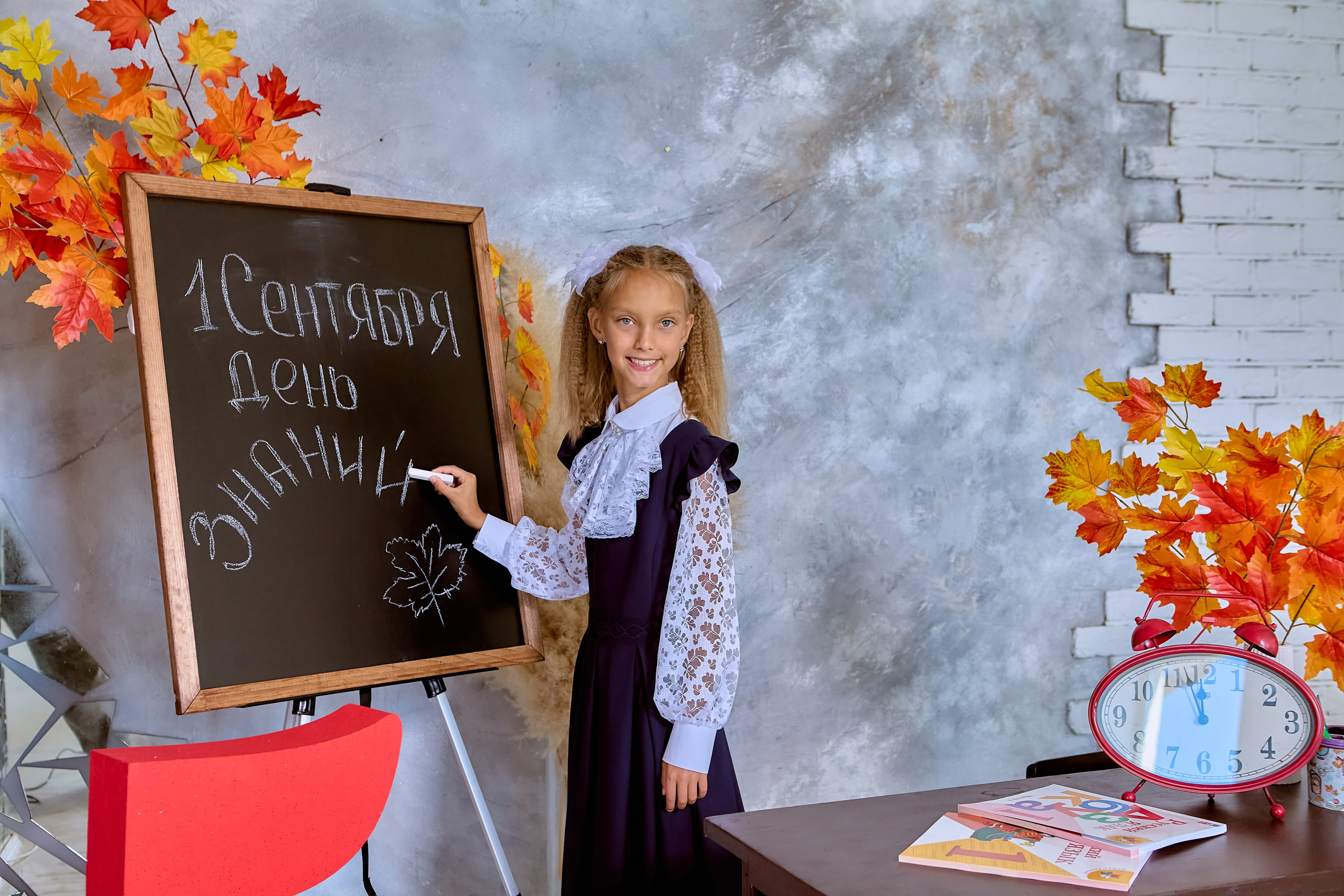 Портрет ученицы. У доски девочка с мелом.