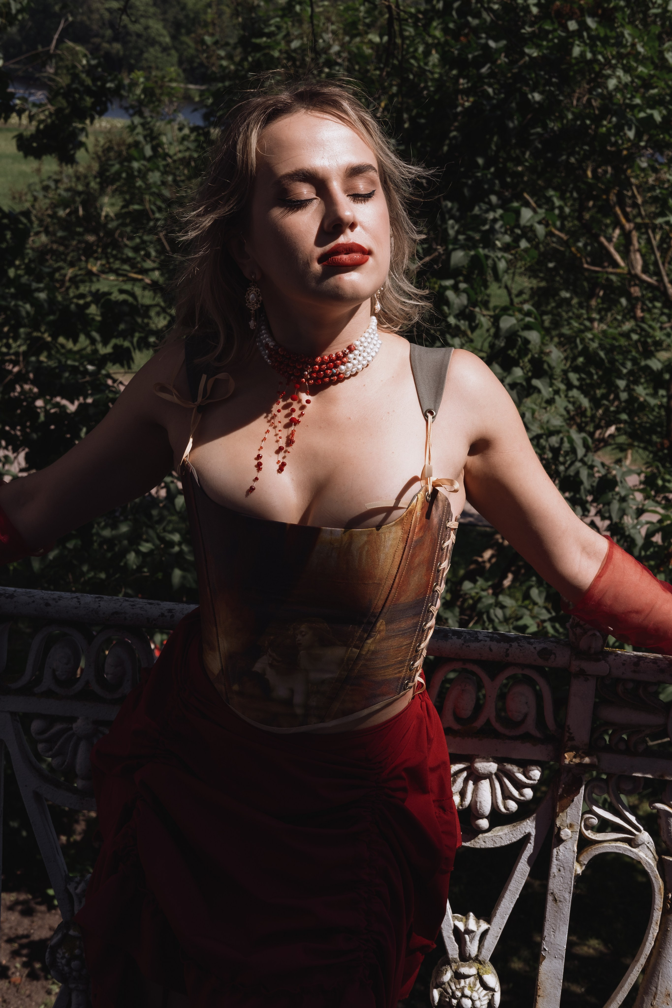 Женственный образ с театральной эстетикой и винтажными нотками