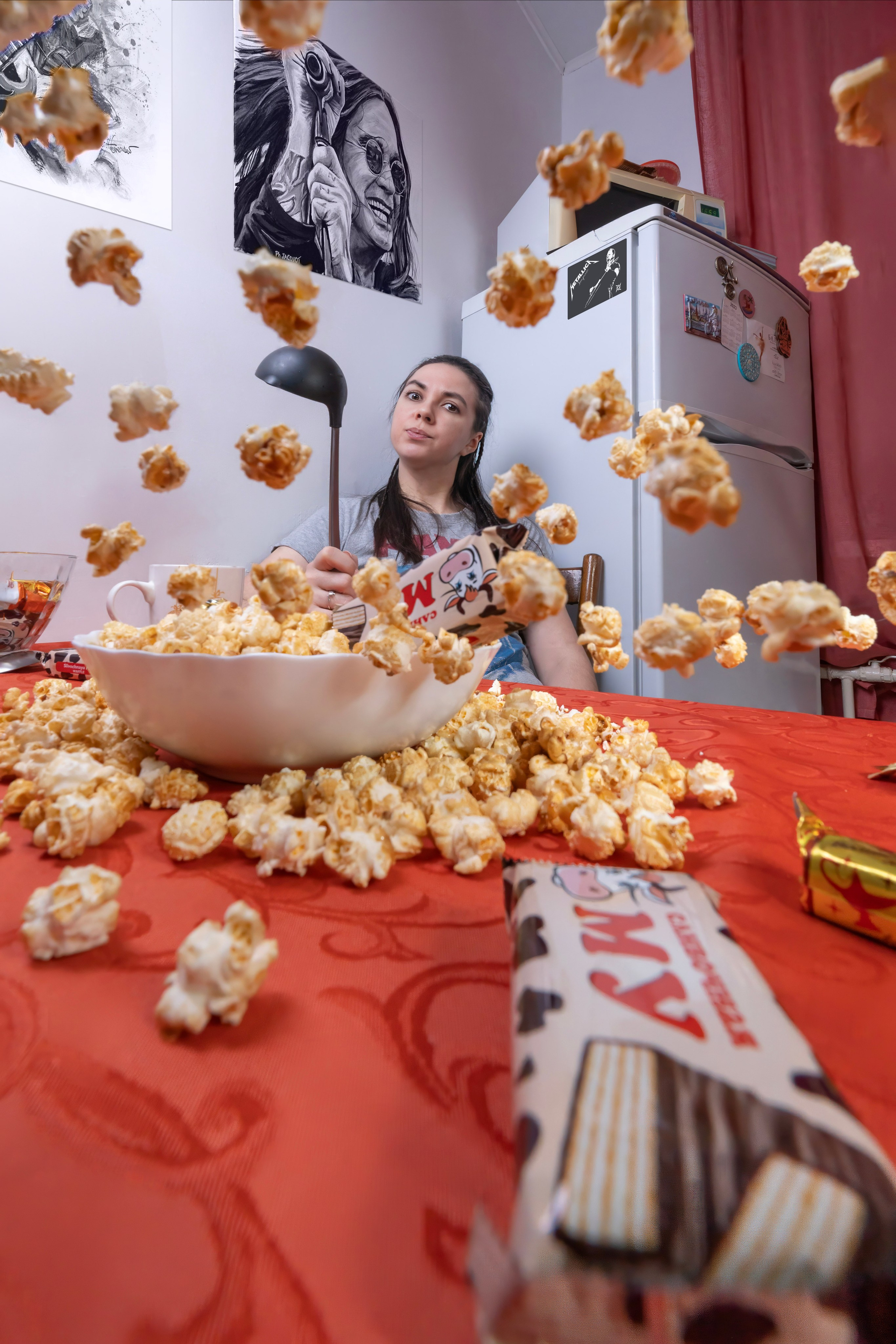 Креативное фото девушки дома с летающим попкорном