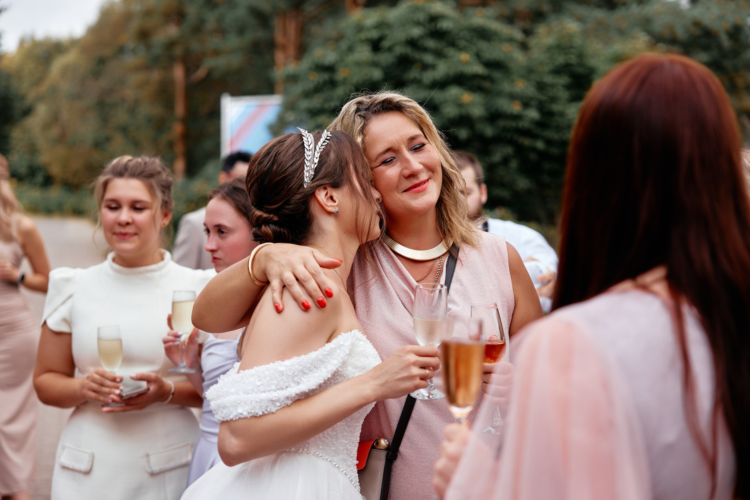 Зачем нужен фуршет на свадьбе и зачем его снимать?