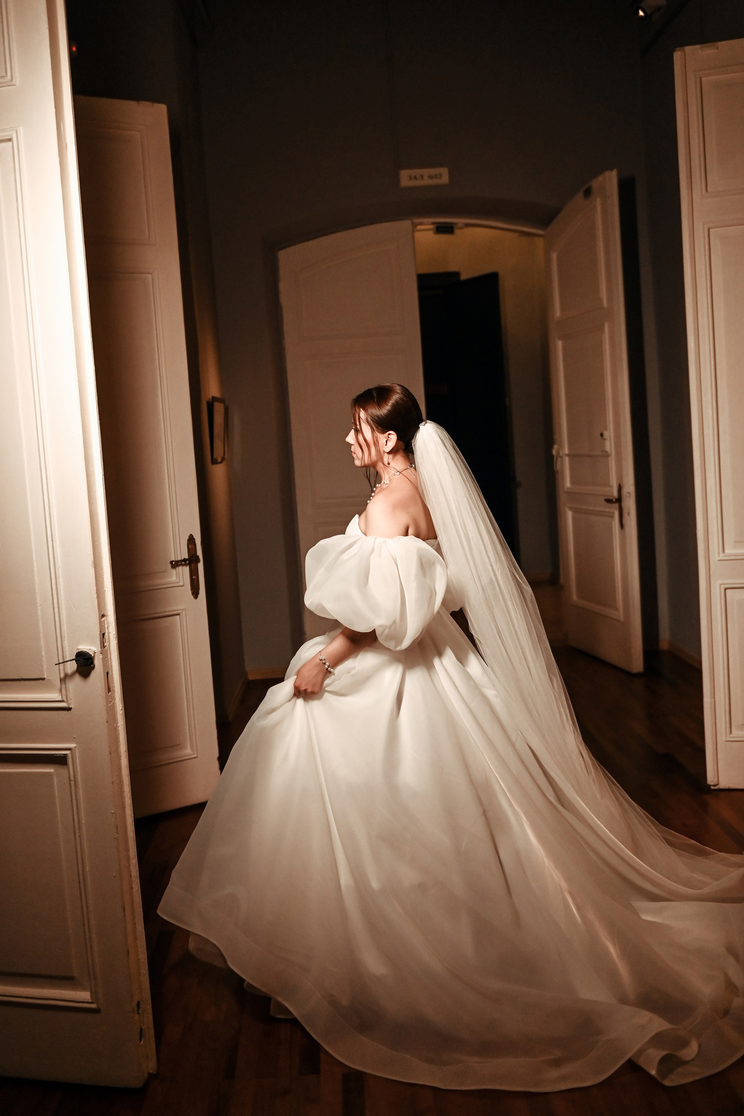 Небольшая свадебная серия в музее и прогулкой под дождем Эльмиры и Ризата. Свадебный, семейный, детский, контент фотограф в Омске Максим Ильин