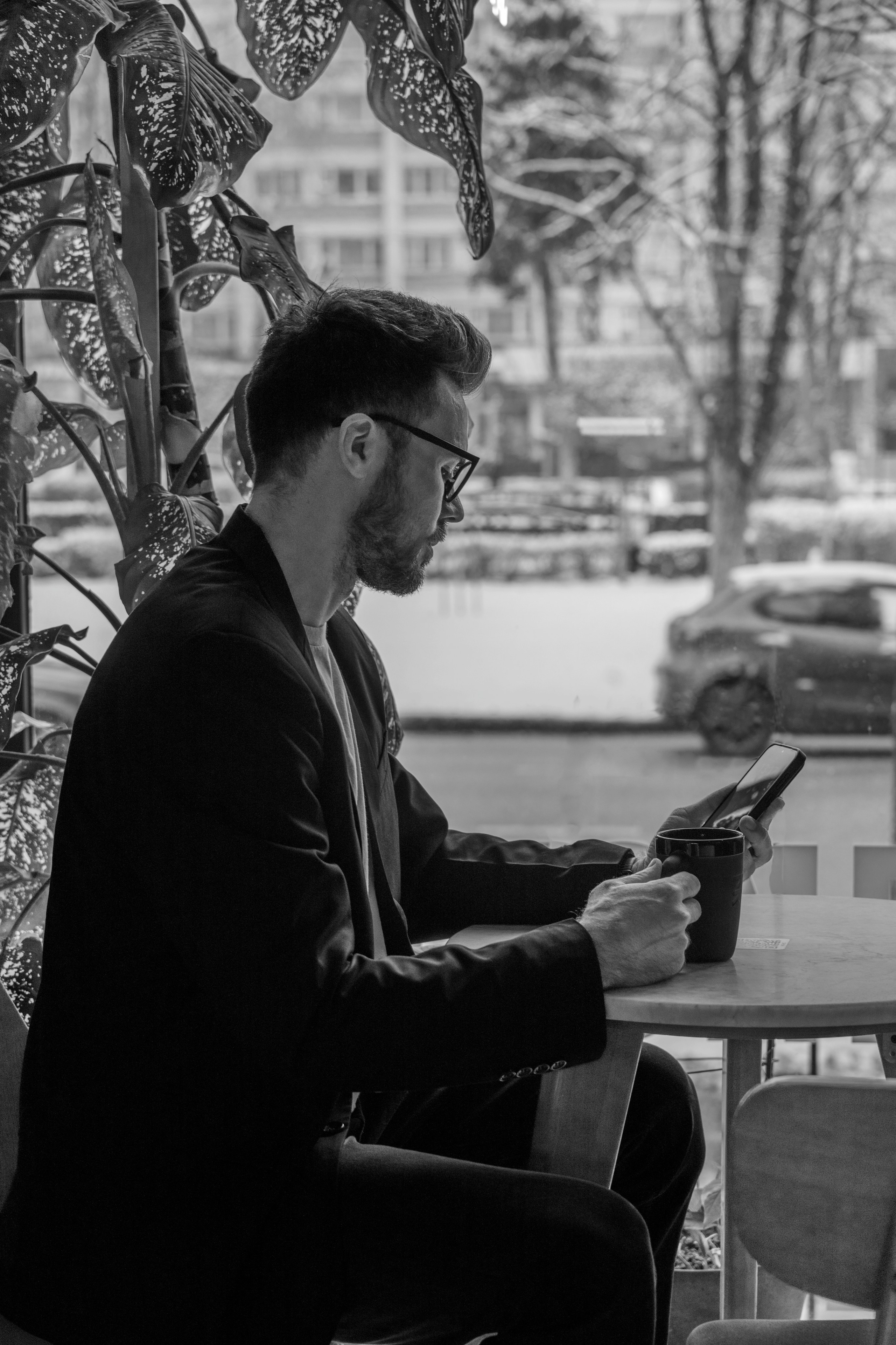 Красавчик в кафе. Главная