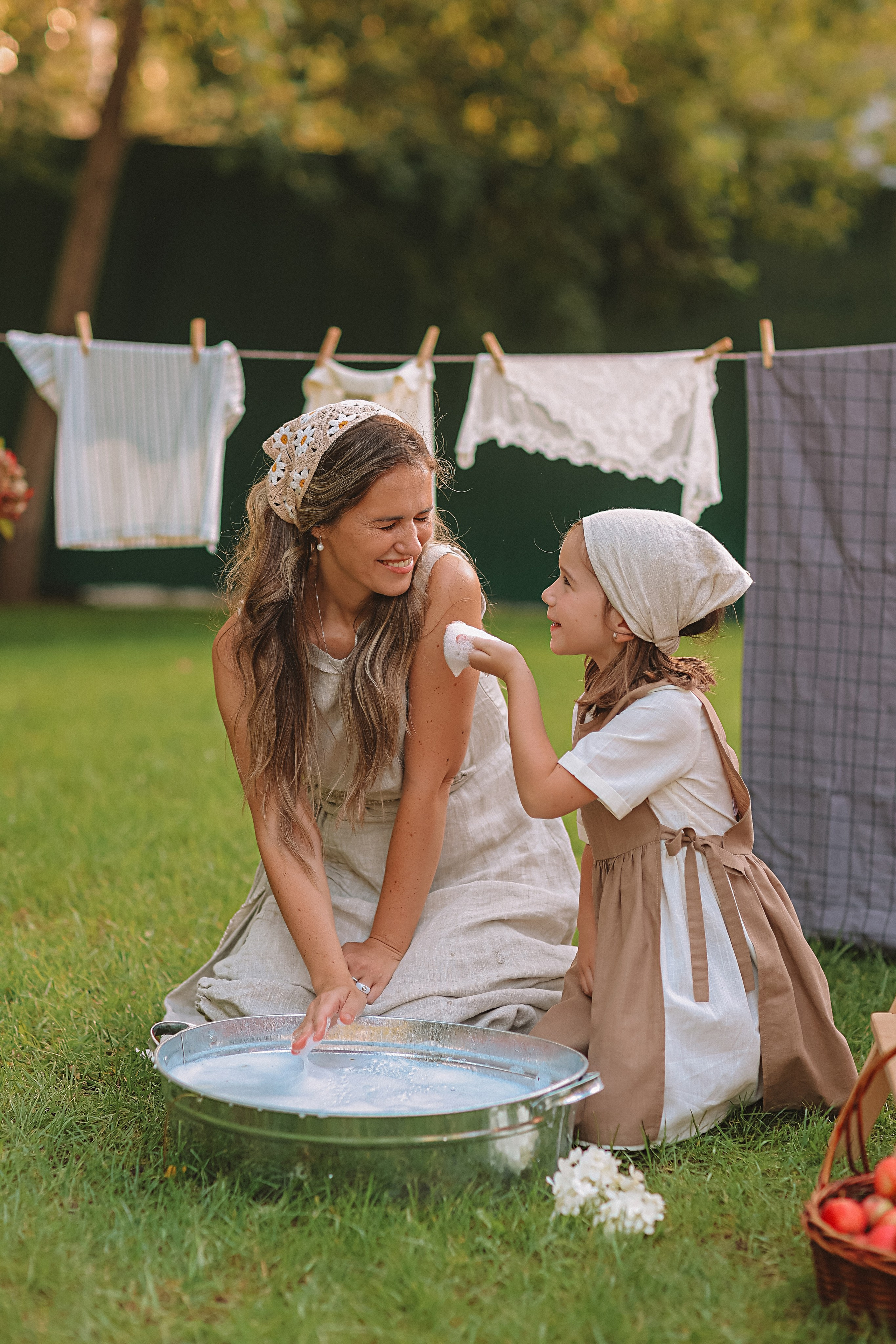 Стирка у дома. Семейный фотограф Тюмень, фотограф на роды Салмина Мария