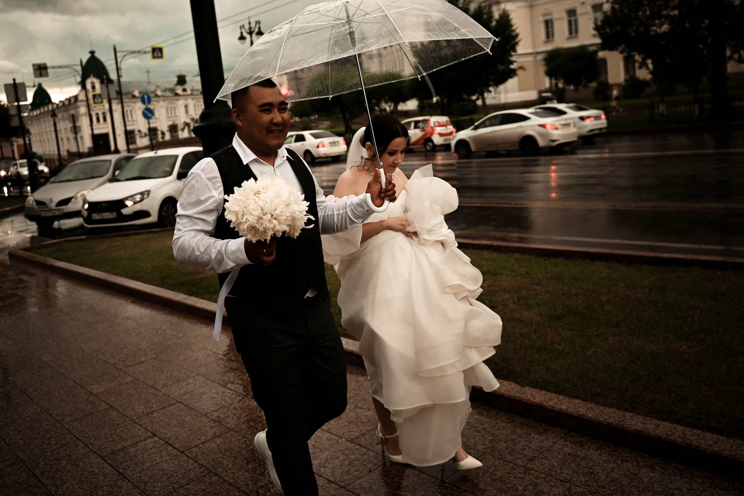 Небольшая свадебная серия в музее и прогулкой под дождем Эльмиры и Ризата. Свадебный, семейный, детский, контент фотограф в Омске Максим Ильин