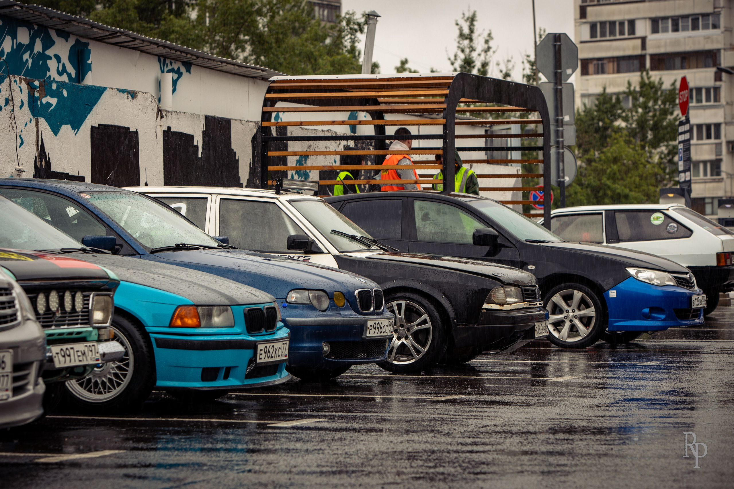 SHOWDOWN. Rusty Photographer