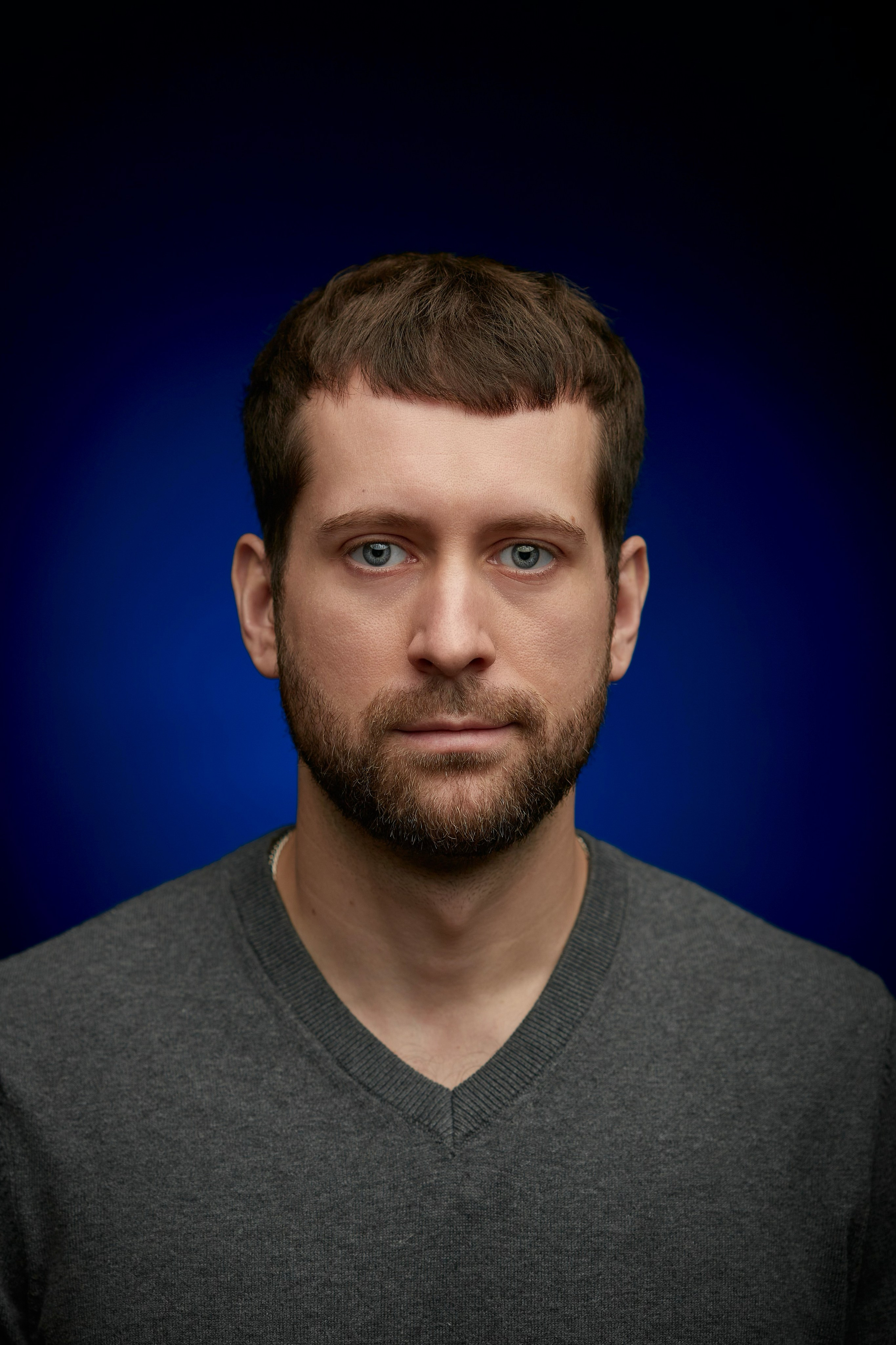 "Профессиональный портрет мужчины в студии""Женский портрет с естественным освещением""Крупный план портрета улыбающейся женщины""Портретная съемка в студии для делового портфолио"Для съемки сотрудников компании:"Группа сотрудников компании на корпоративной фотосессии""Портреты сотрудников офиса для корпоративного сайта""Фотосъемка команды компании в рабочей обстановке""Деловой портрет сотрудника для бизнес-профиля"