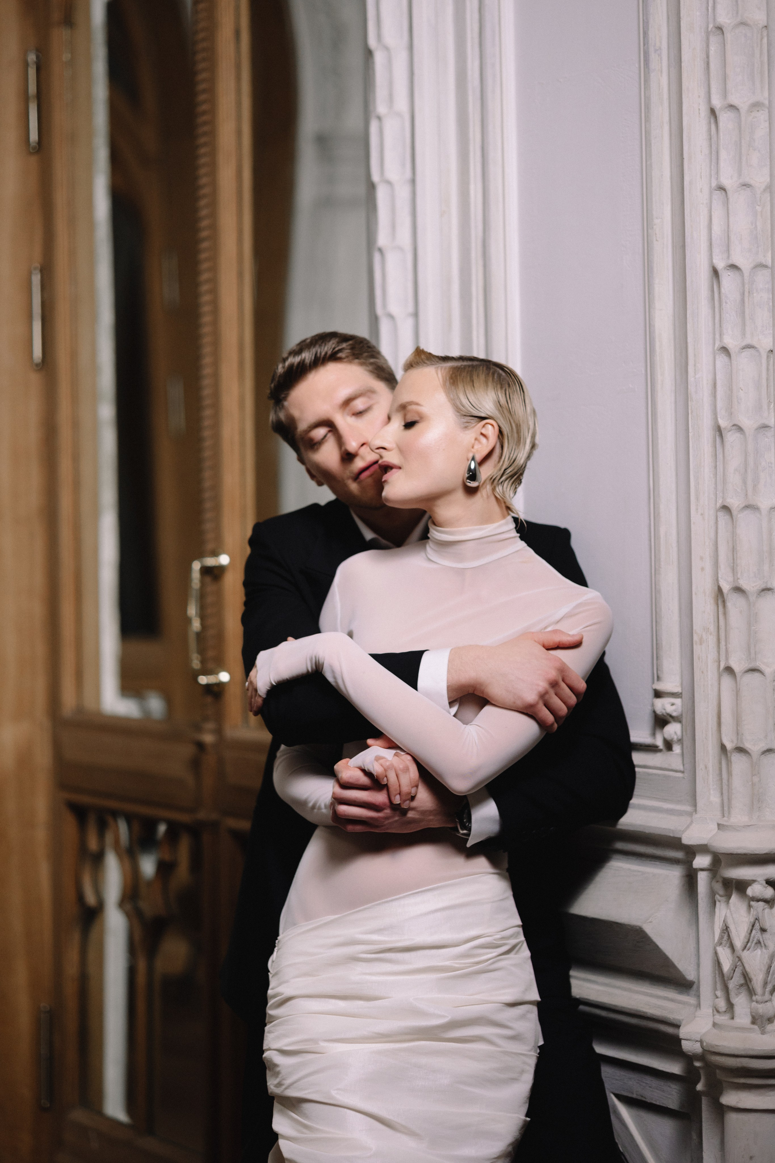 Жених и невеста очарованы магией сцены театра, замершие в ожидании первого акта.