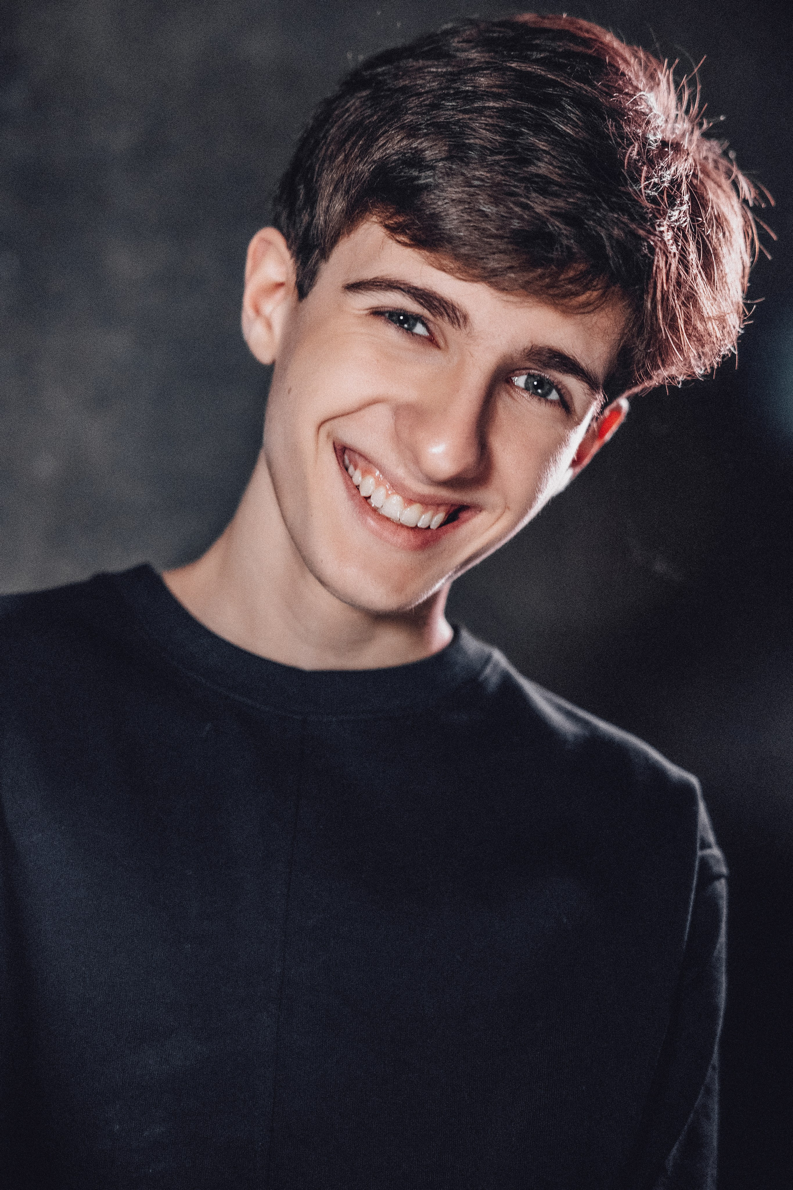 АРТЁМ. Я фотограф из Москвы к Вашим услугам