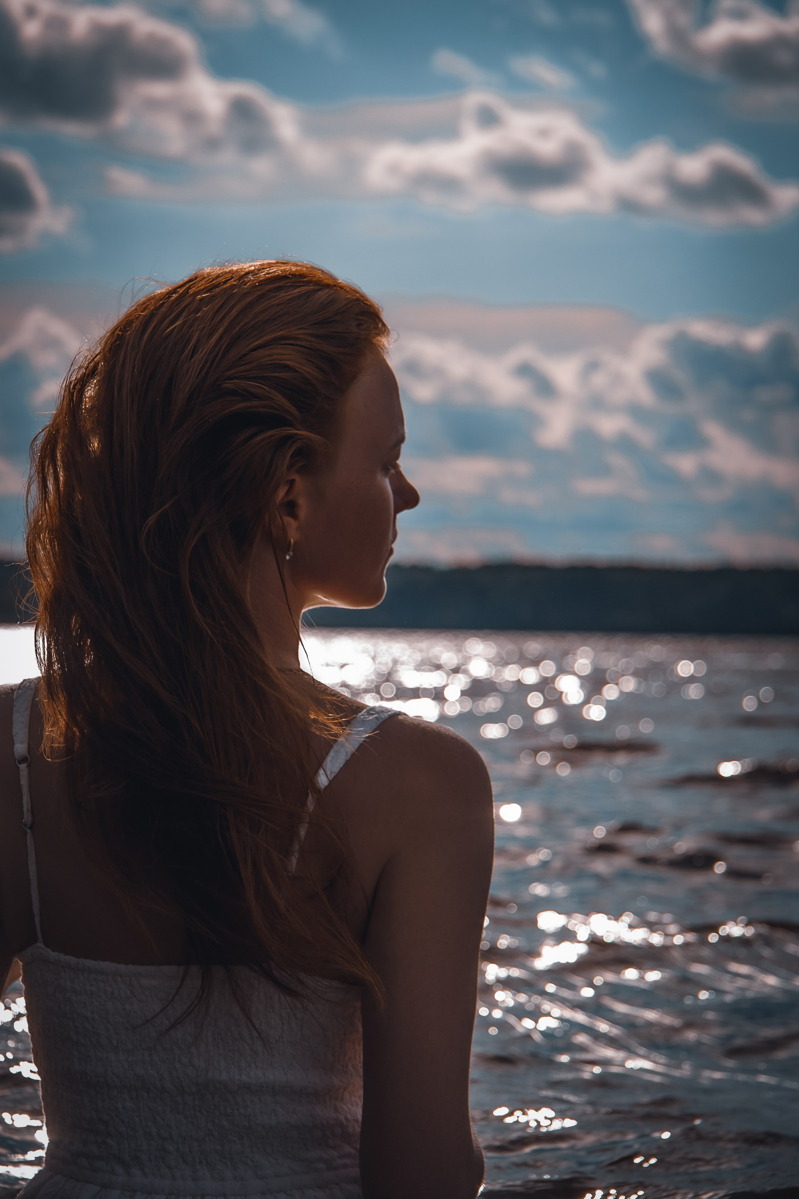 Фото девушки на закате.