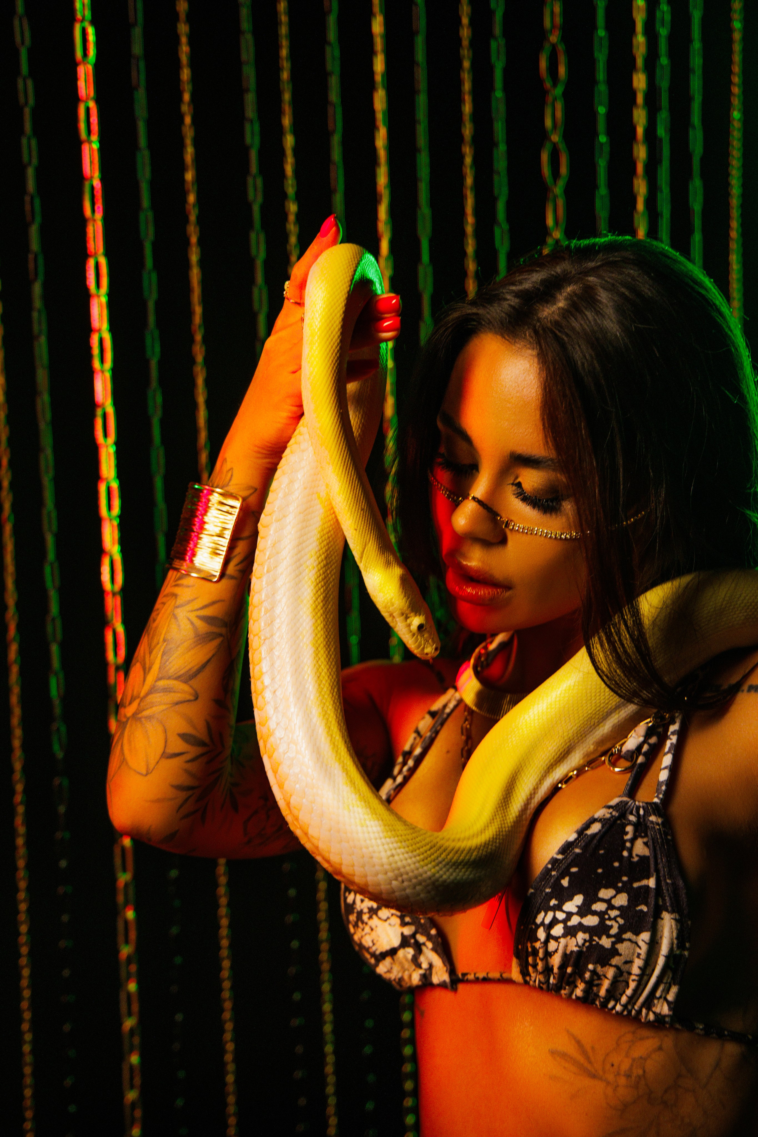 Таня Chokolatee и змея. Фотосессия красивой девушки со змеёй. Валентина Похомова — профессиональный фотограф в Екатеринбурге