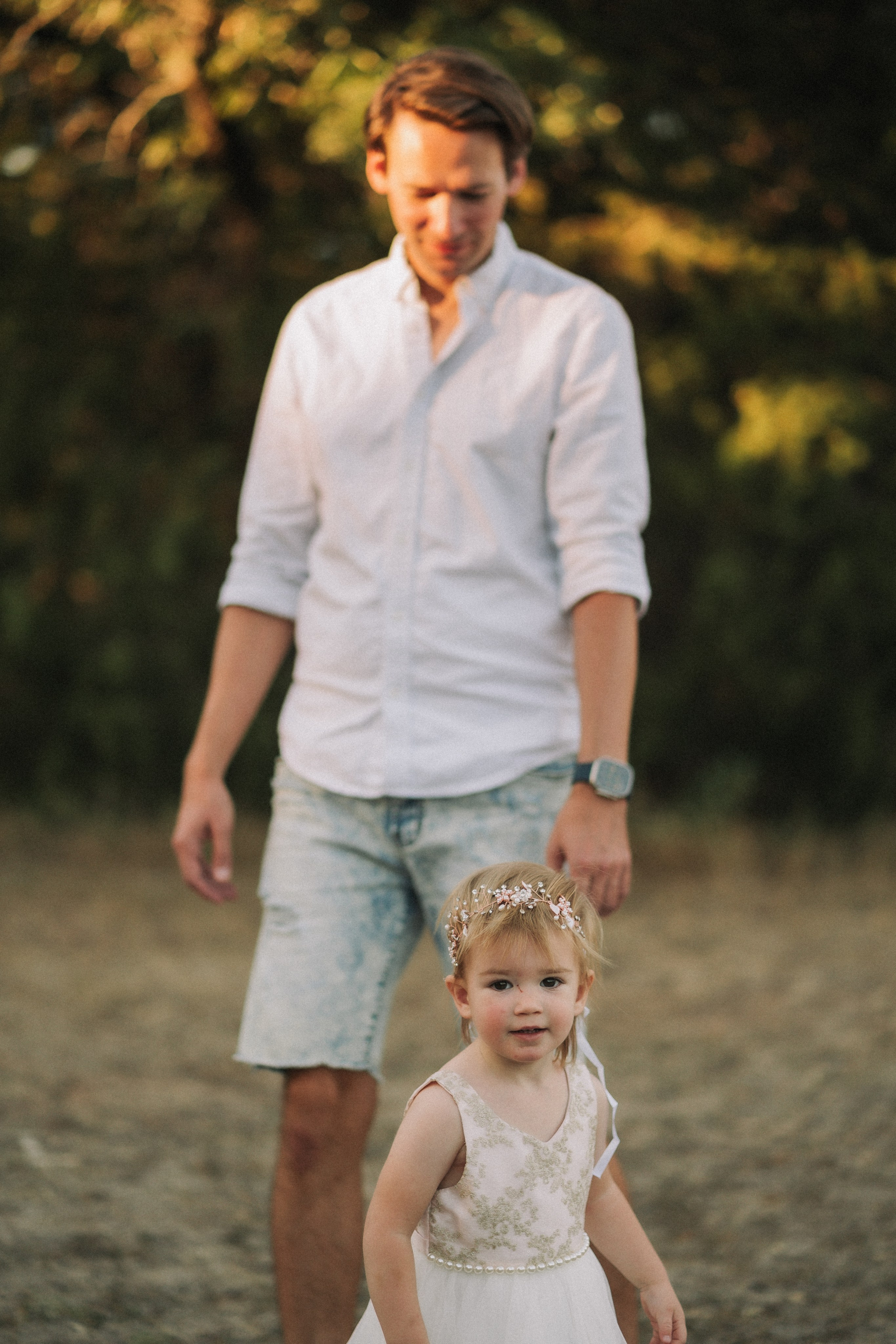 Family snuggles & smiles — cozy family photos