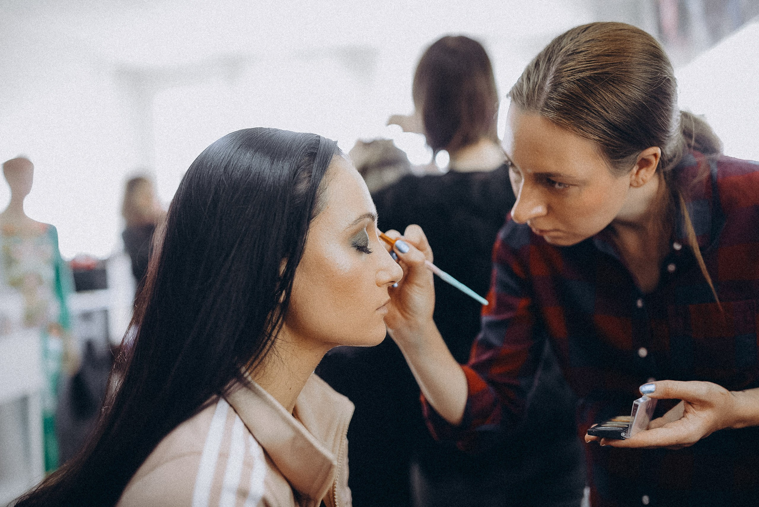 Портрет участницы Мисс Радио Европа Плюс в процессе преображения, естественный свет в студии.