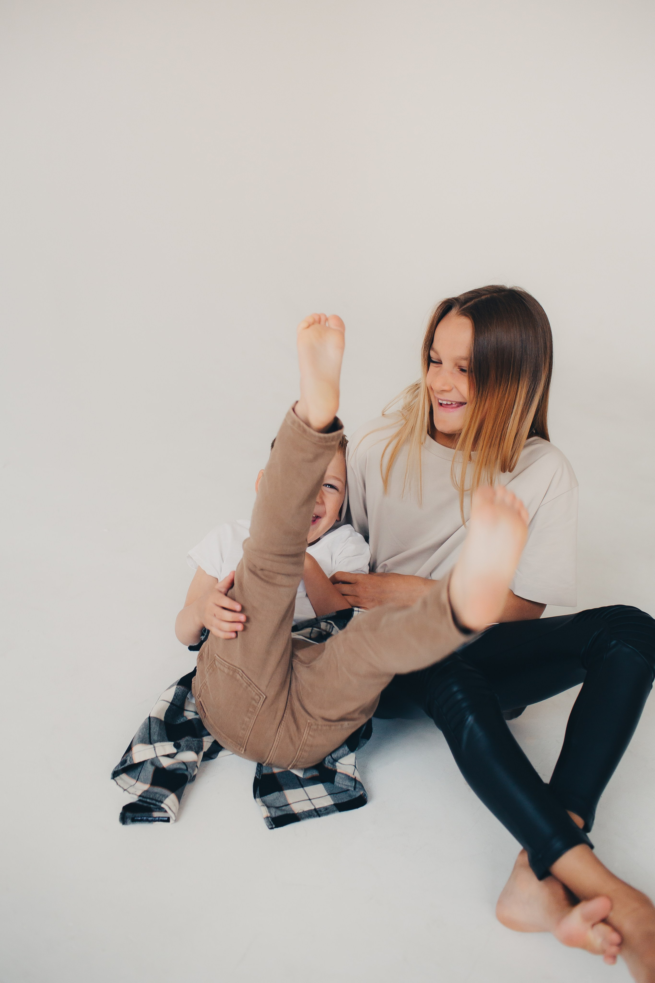 Семейная съёмка на белом фоне. Фотограф Евгения Мальцева, Архангельск