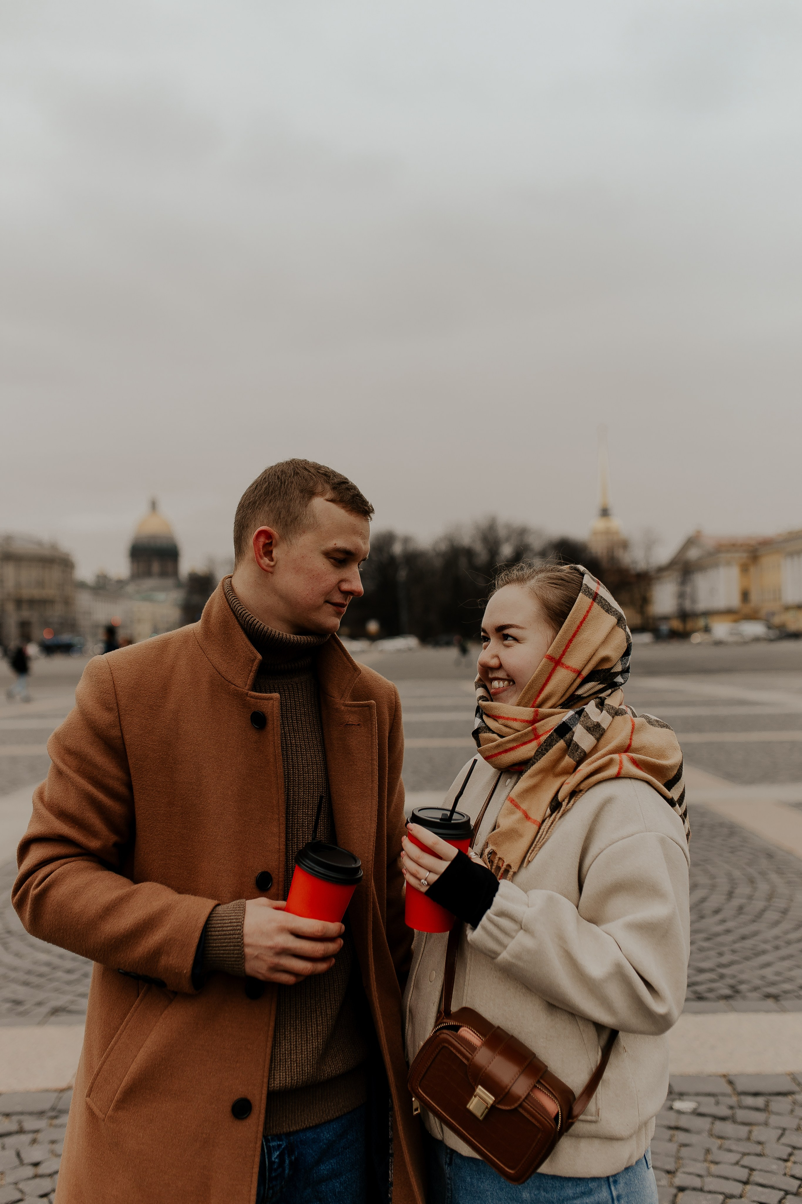 Пара гуляет по Петербургу. Фотограф в Санкт-Петербурге Лиза Семченкова