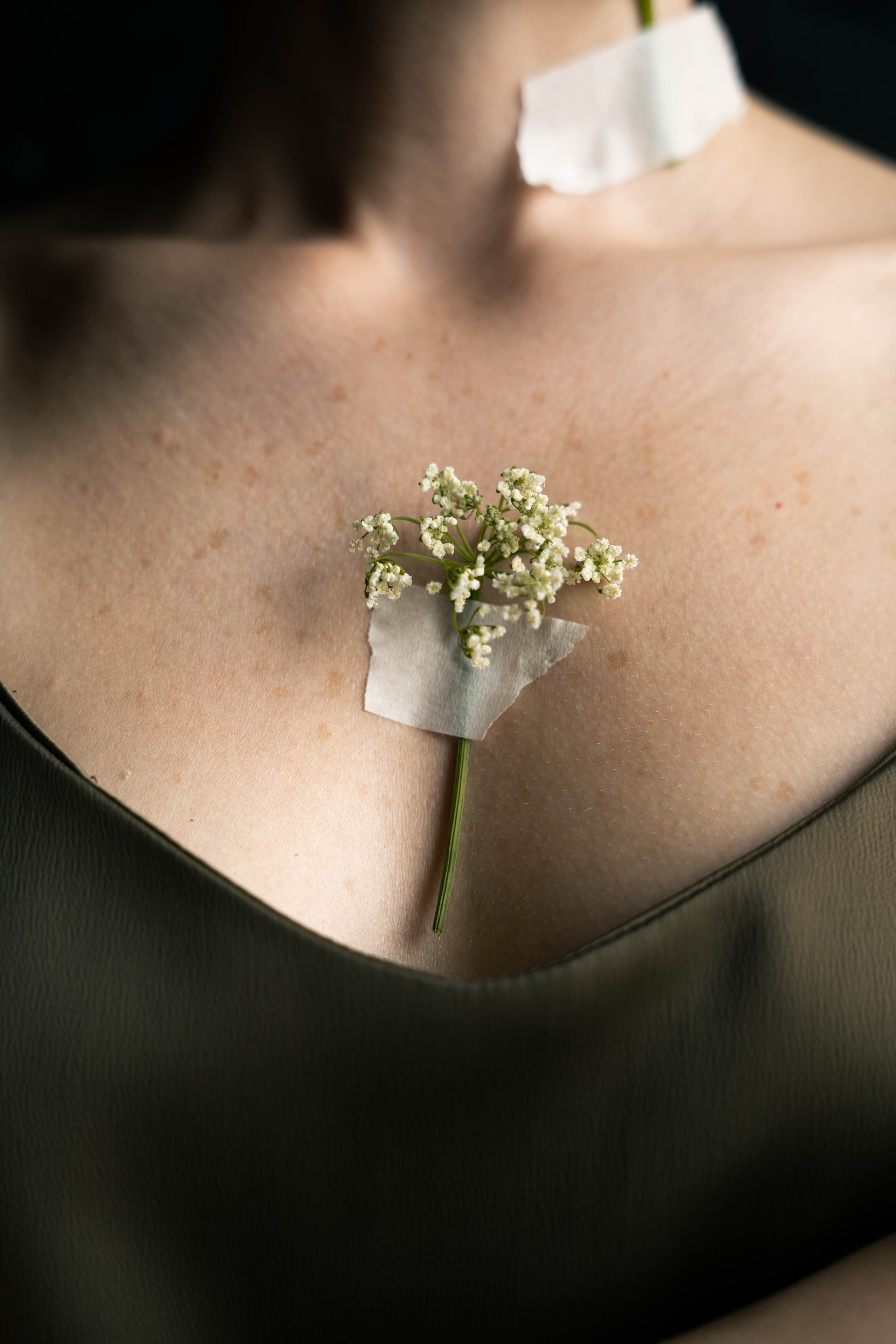 детали цветок на груди 