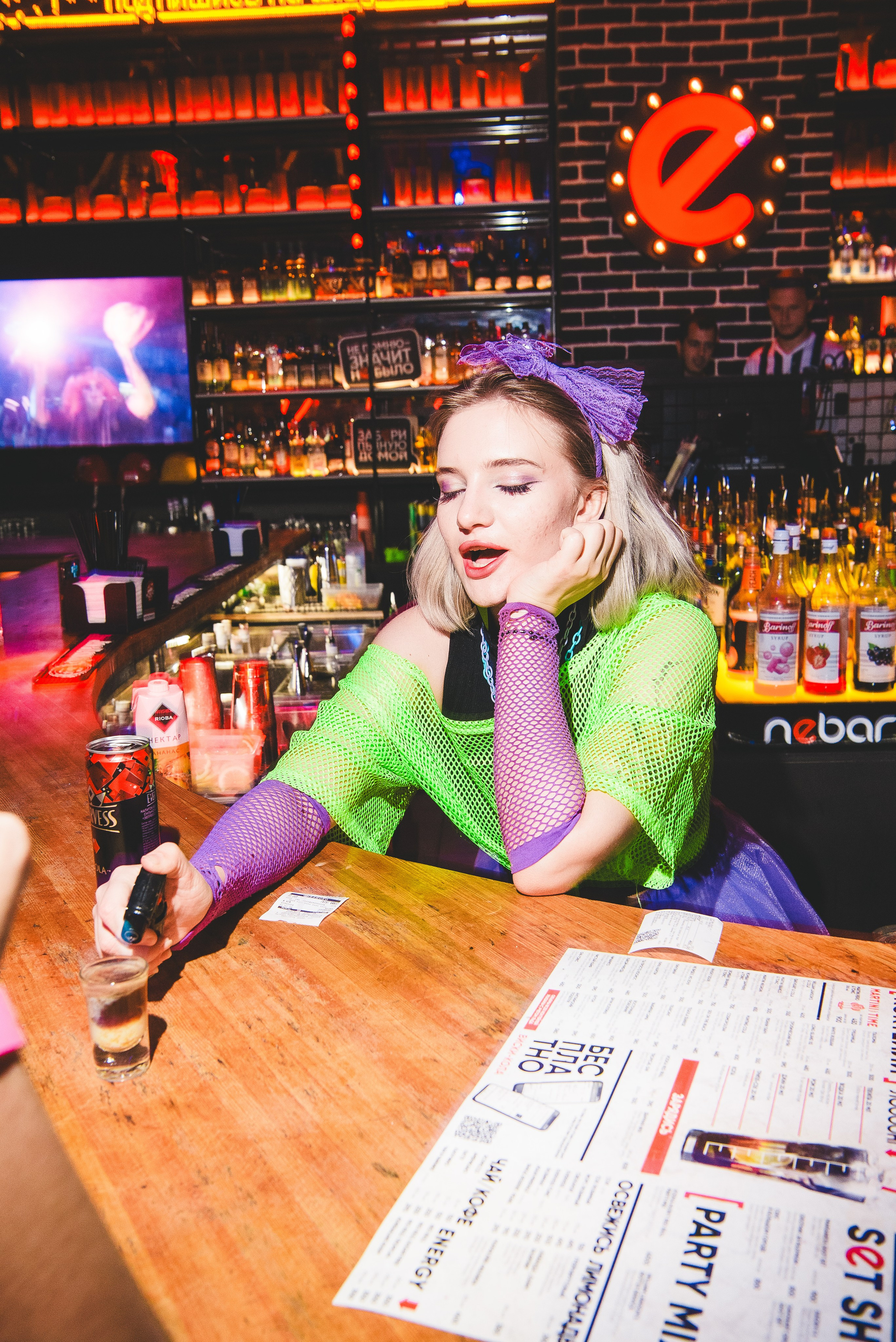 Бармен заскучала