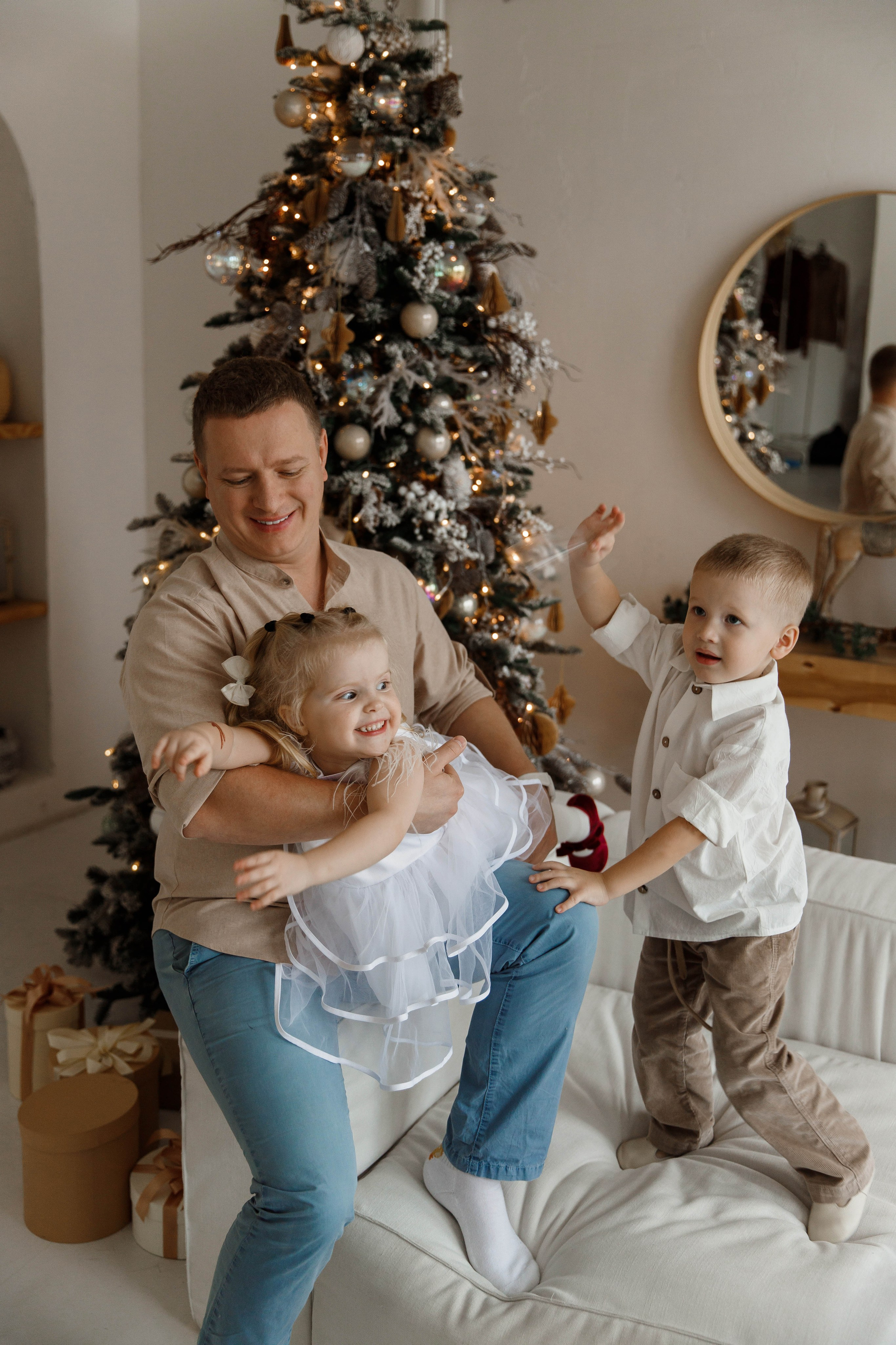 Семейная новогодняя фотосессия в студи Мимика. Фотограф Александра Сыщенко