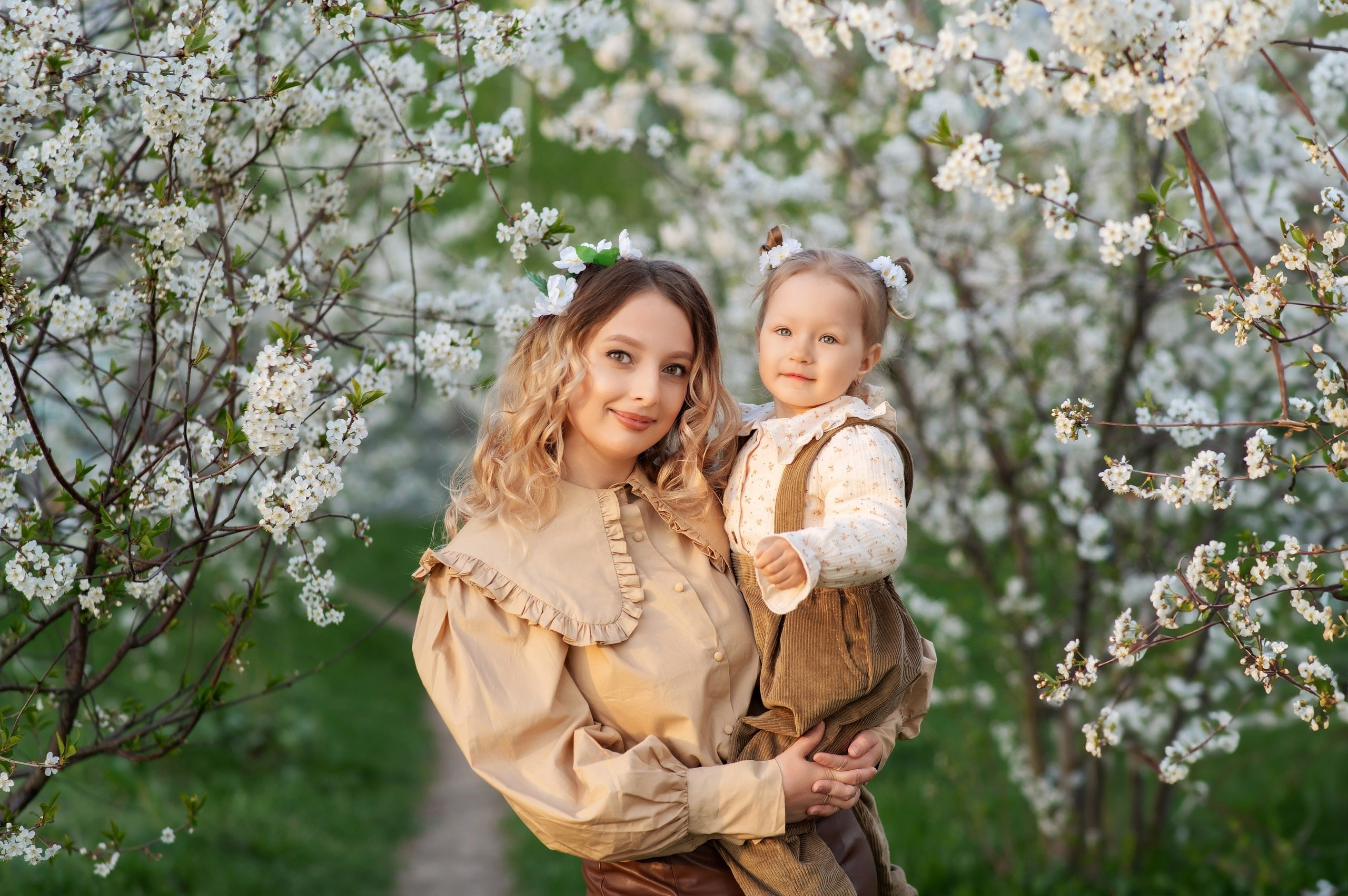 Под сенью цветущих вишен: фотосессия в розовой дымке весны. Детский и семейный фотограф Москва Рязань