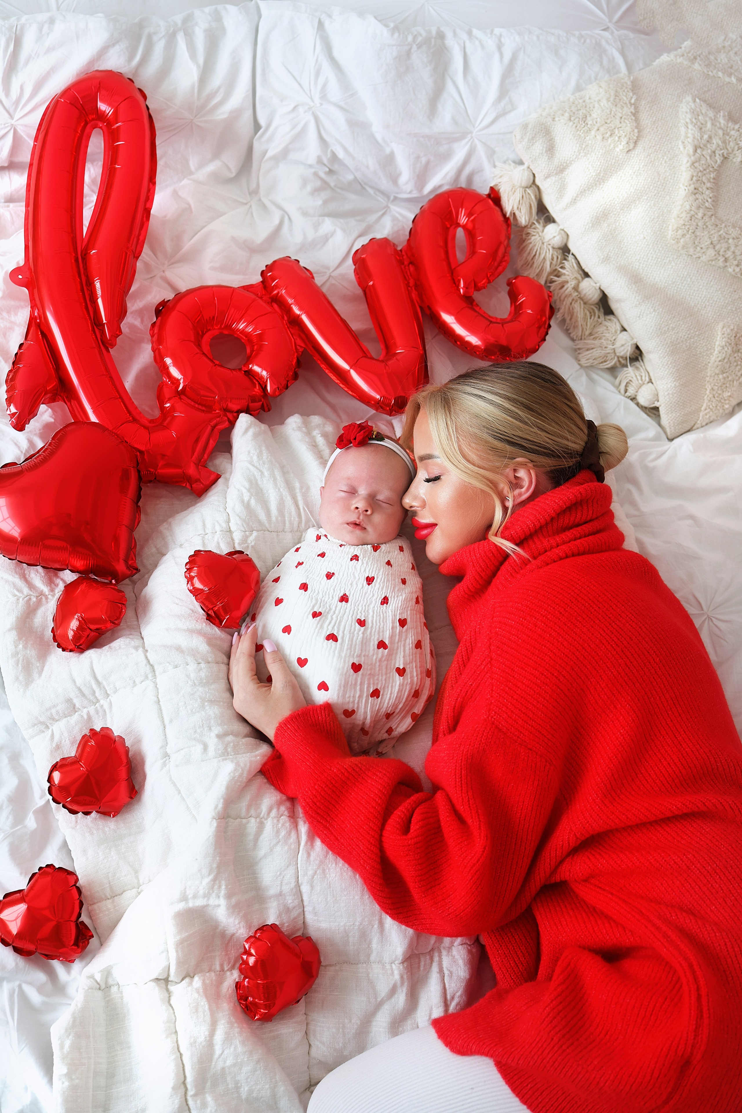 Съемка в стиле ньюборн с мамой. Фотосъемка выписки из роддома в Москве, заказать фотографа на выписку ньюборн съемка в роддоме newborn фотограф в Юдино