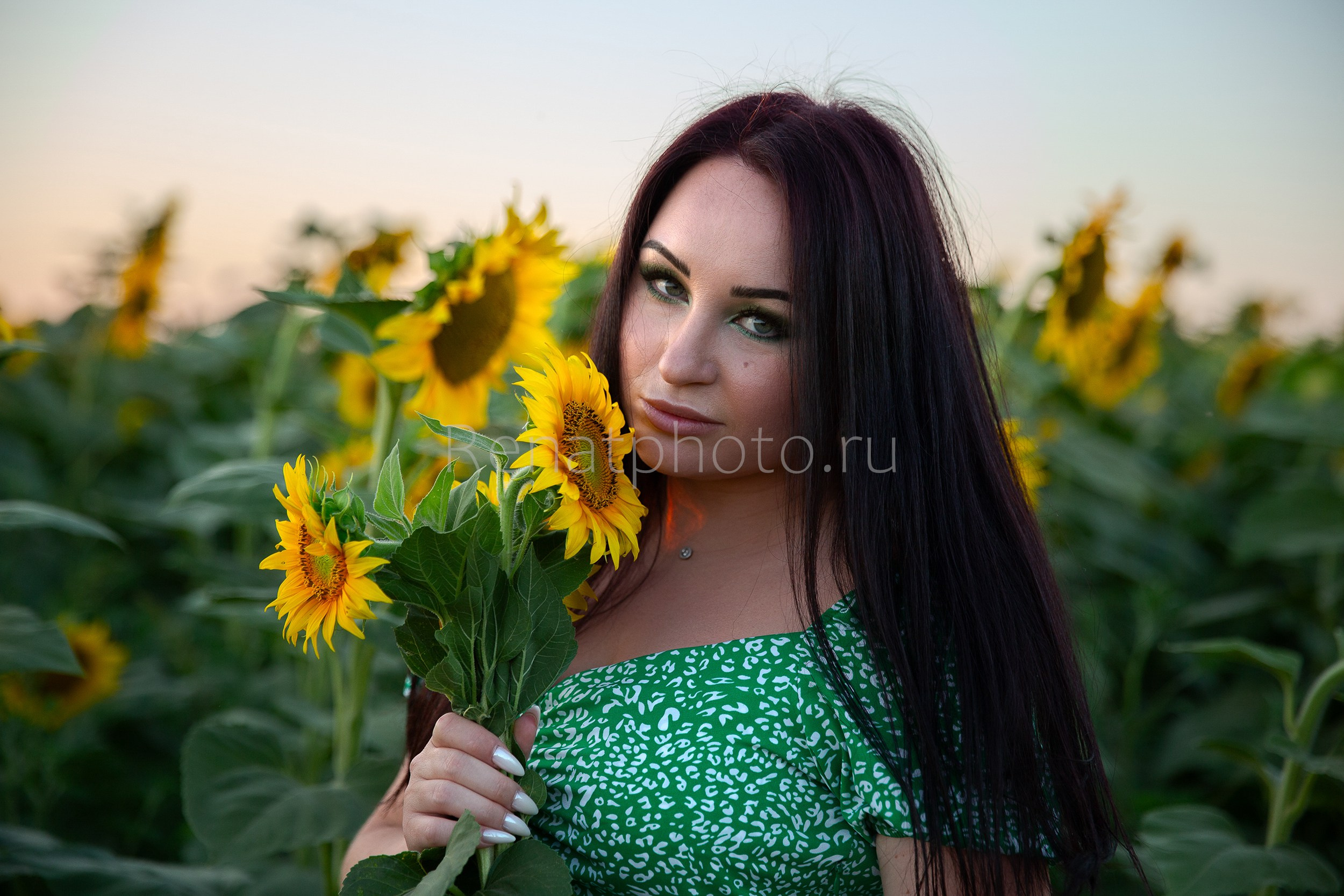 Фотосессия в цветущих полях. Профессиональная фотосъёмка интерьеров, предметная фотосессия еды для меню г. Анапа