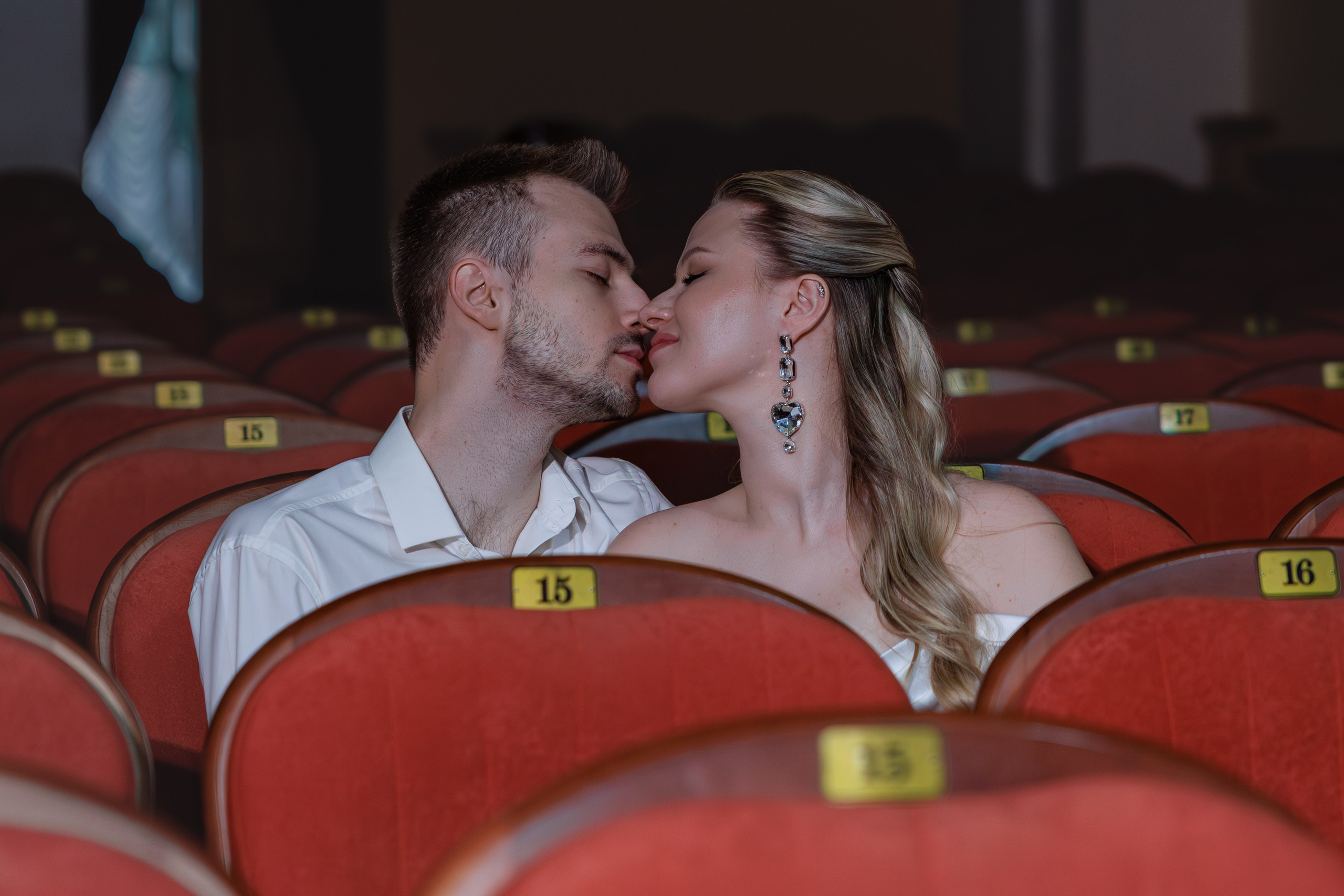 Свадебная фотосессия в Хабаровской филармонии | Свадебный фотограф Мария Кучерявая