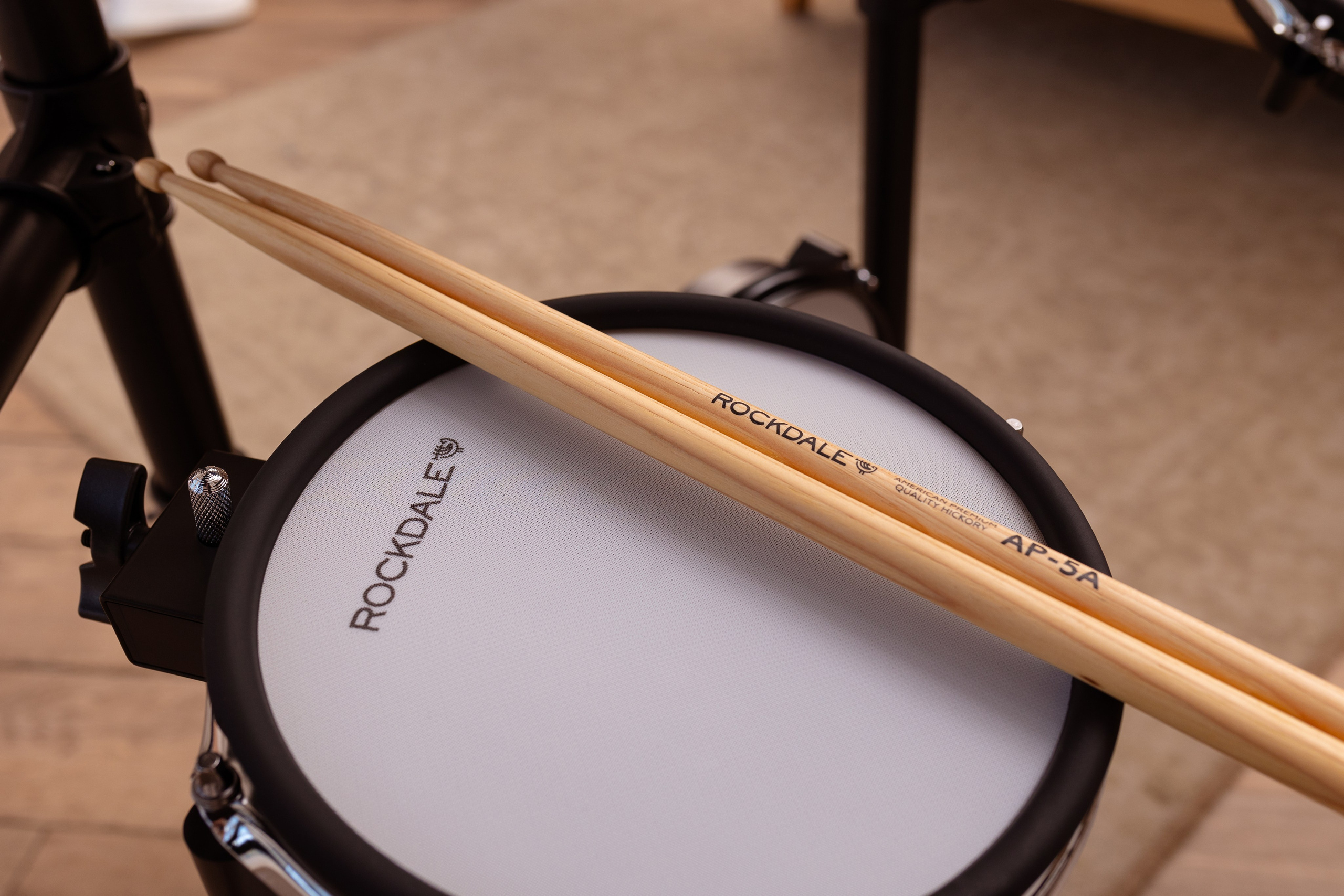 Барабан с барабанными палочками. Вид сверху.