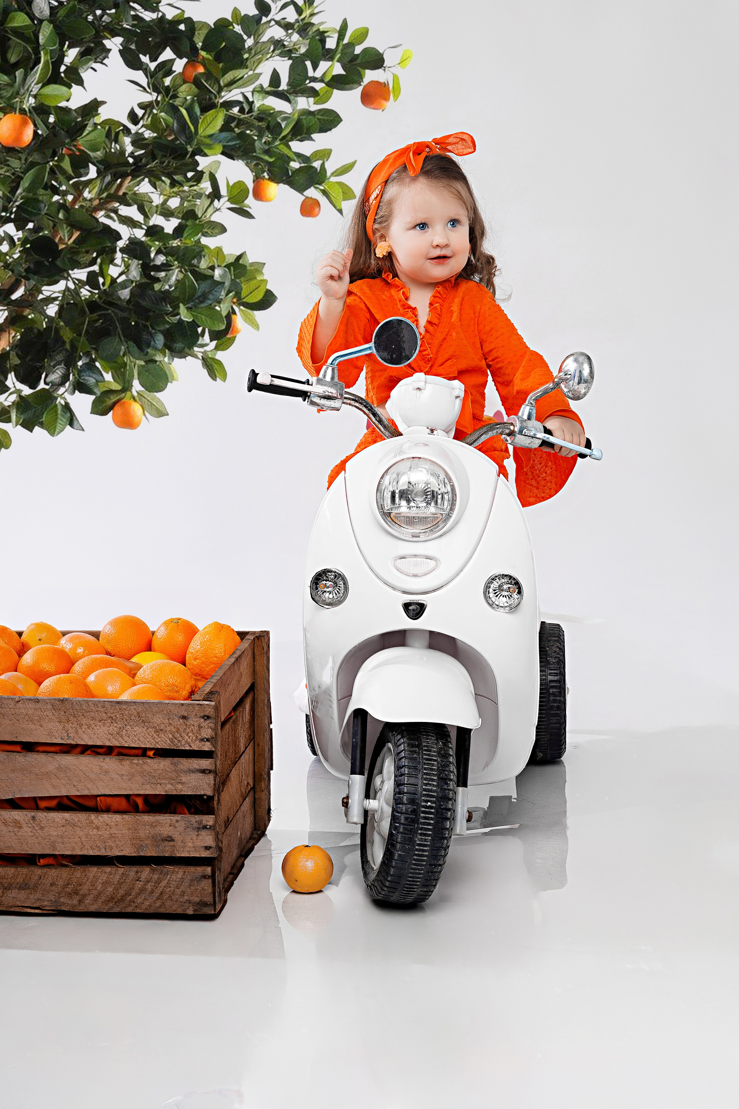 Детская фотосессия с мандаринами в студии в Сочи. Детский студийный фотограф Сочи