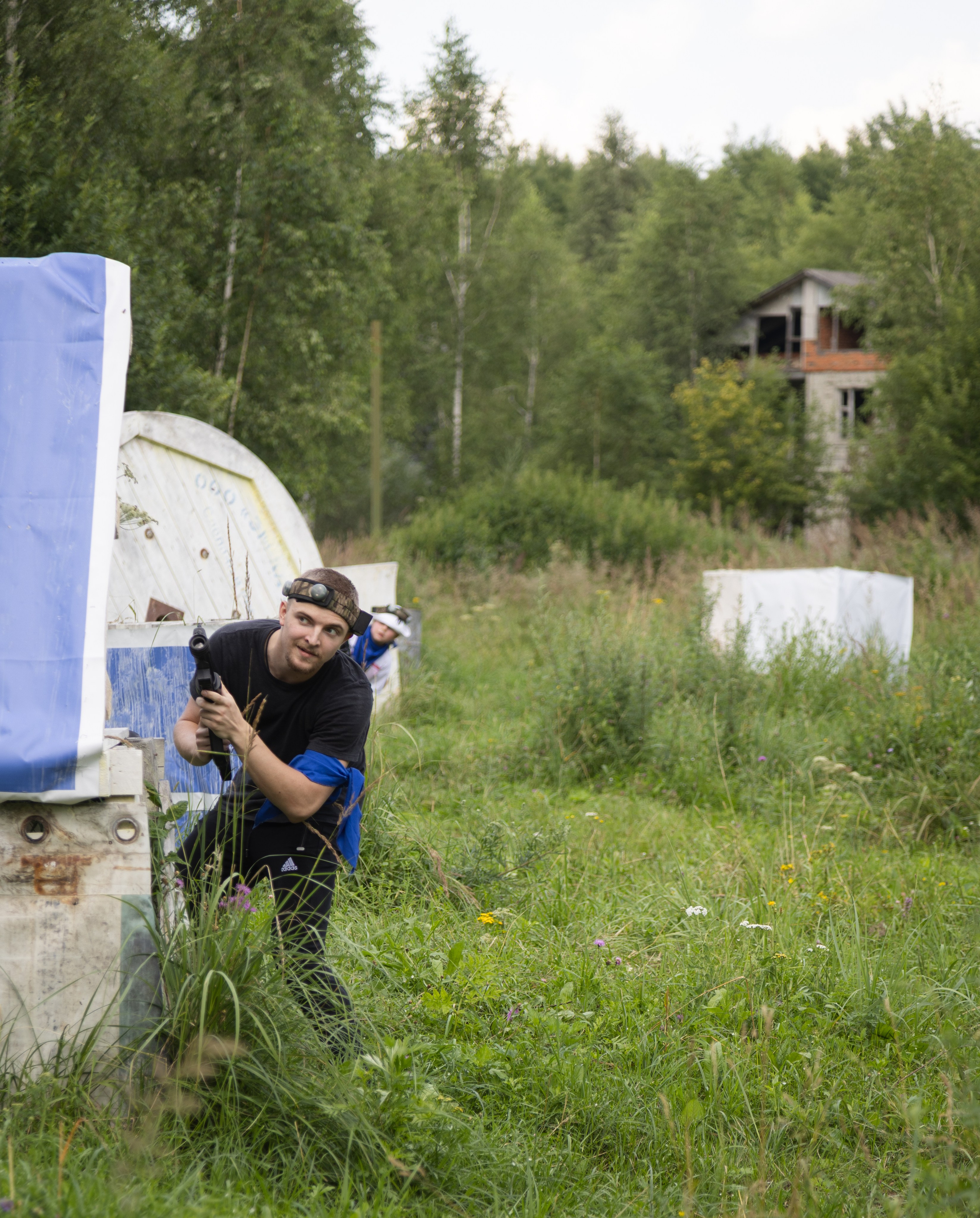 Лазертаг на природе с семьей. Документальный фотограф