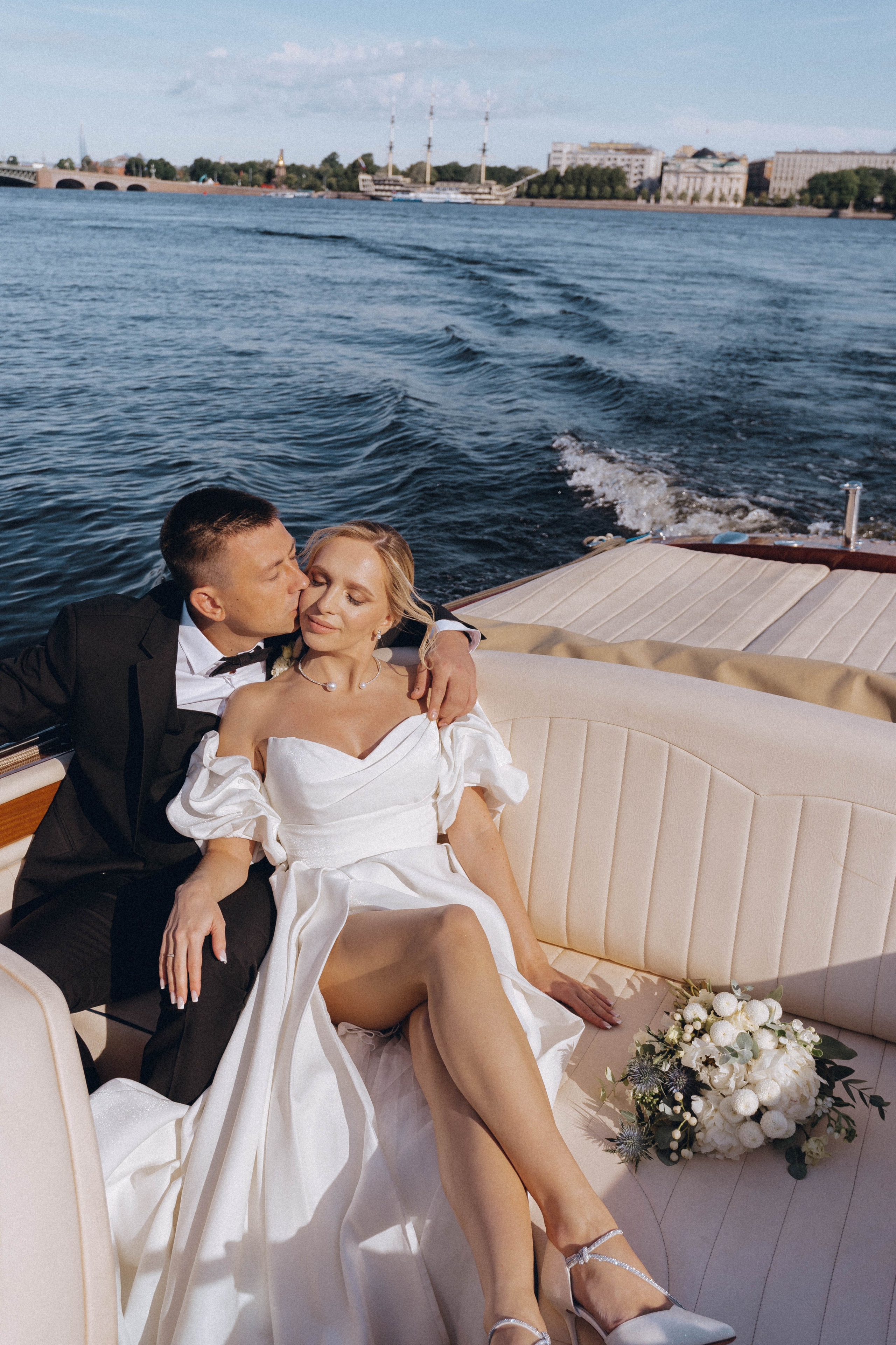 СВАДЕНБНАЯ СЬЕМКА НА КАТЕРЕ ПО КАНАЛАМ САНКТ-ПЕТЕРБУРГА И В АКВАТОРИИ НЕВЫ. Профессиональный фотограф, Санкт-Петербург — Виктория Богомолова