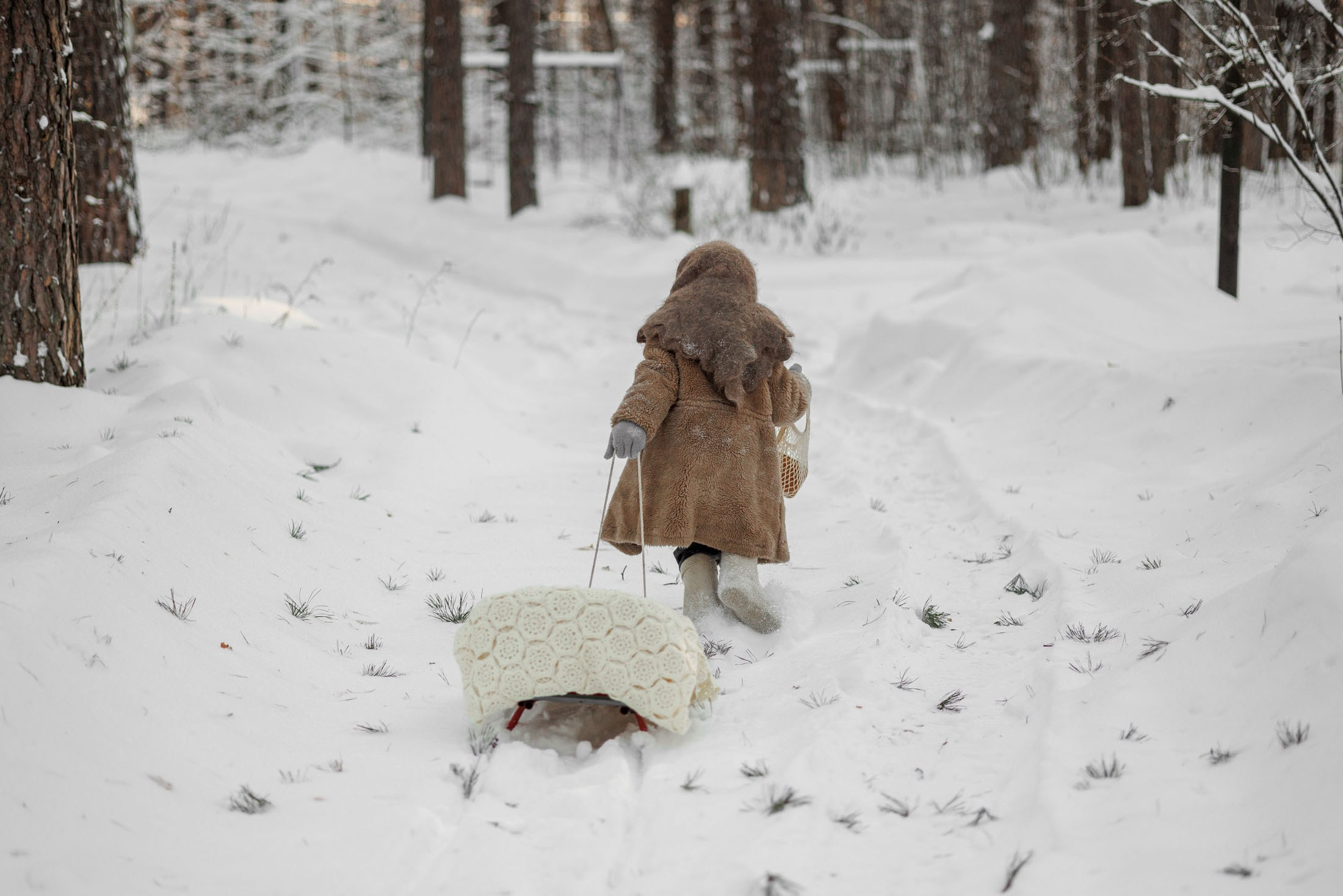 зимняя детская фотосессия в&nbsp;стиле советского времени. Маленькая девочка одета в&nbsp;шубу, валенки и&nbsp;пуховый платок
