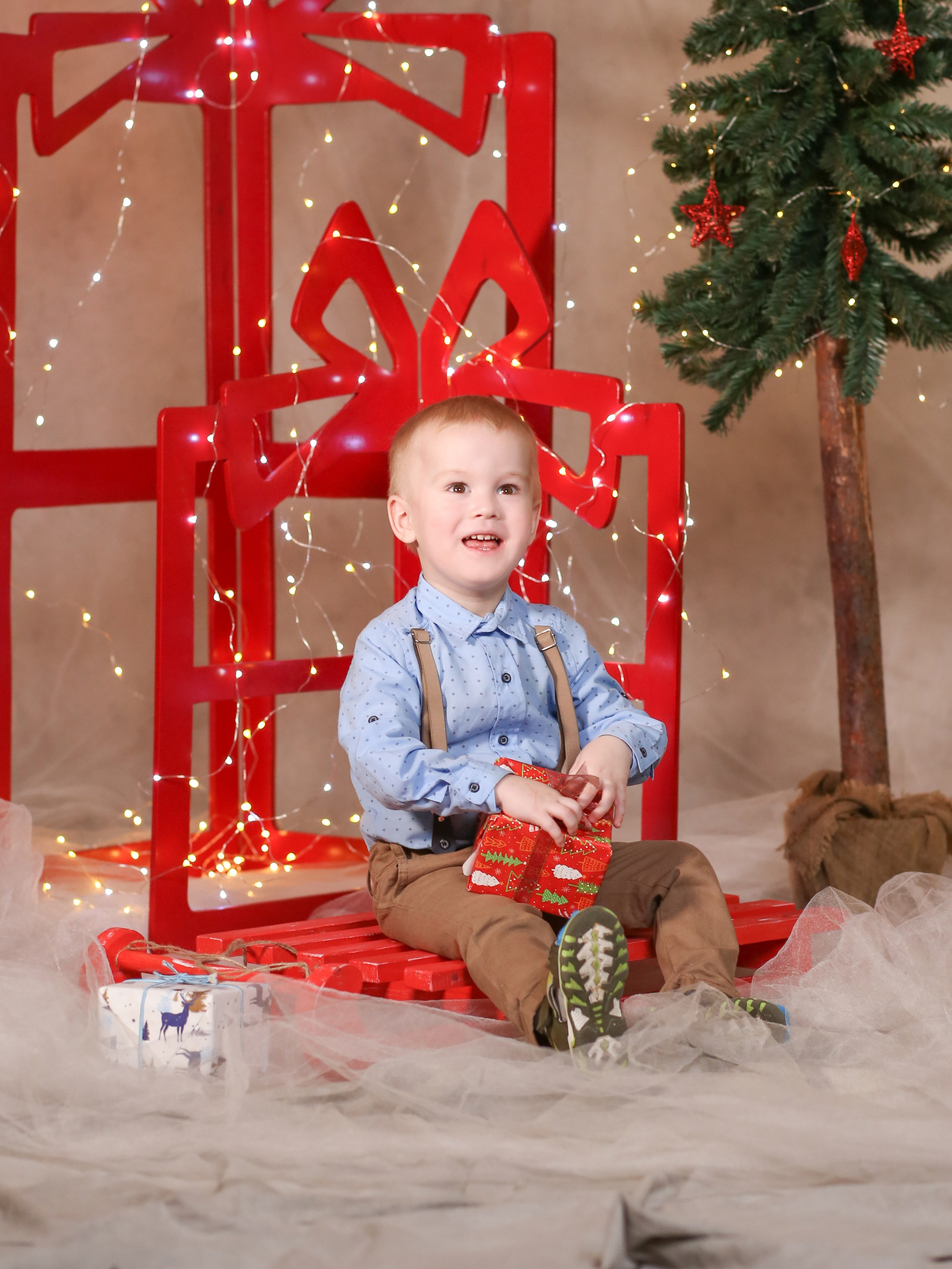 Общее фото в детском саду с выездным реквизитом в Тюмени. Выпускные альбомы в Тюмени для школ, садов, вузов спортивных секций