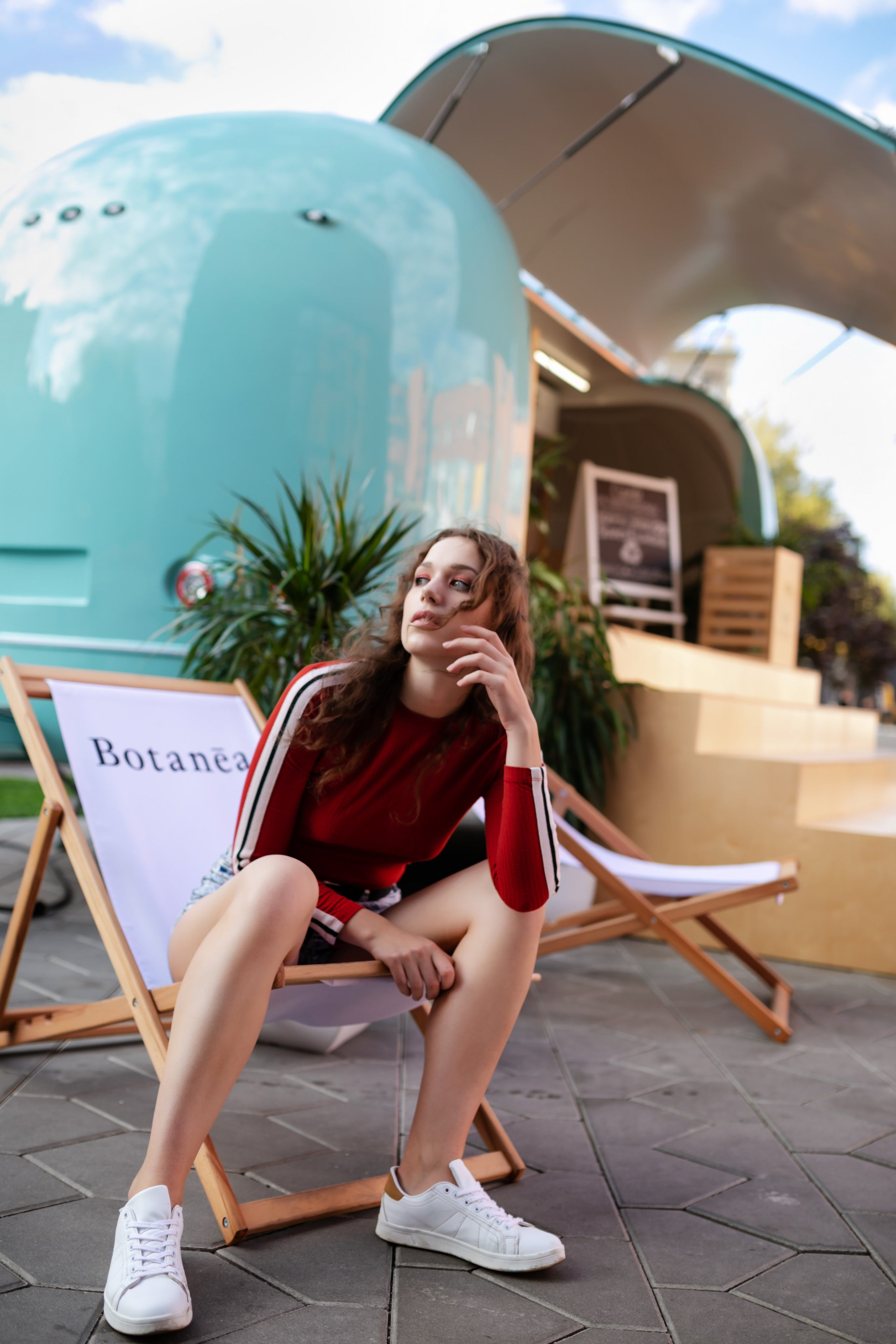 Фотосессия девушки в дизайн заводе флакон